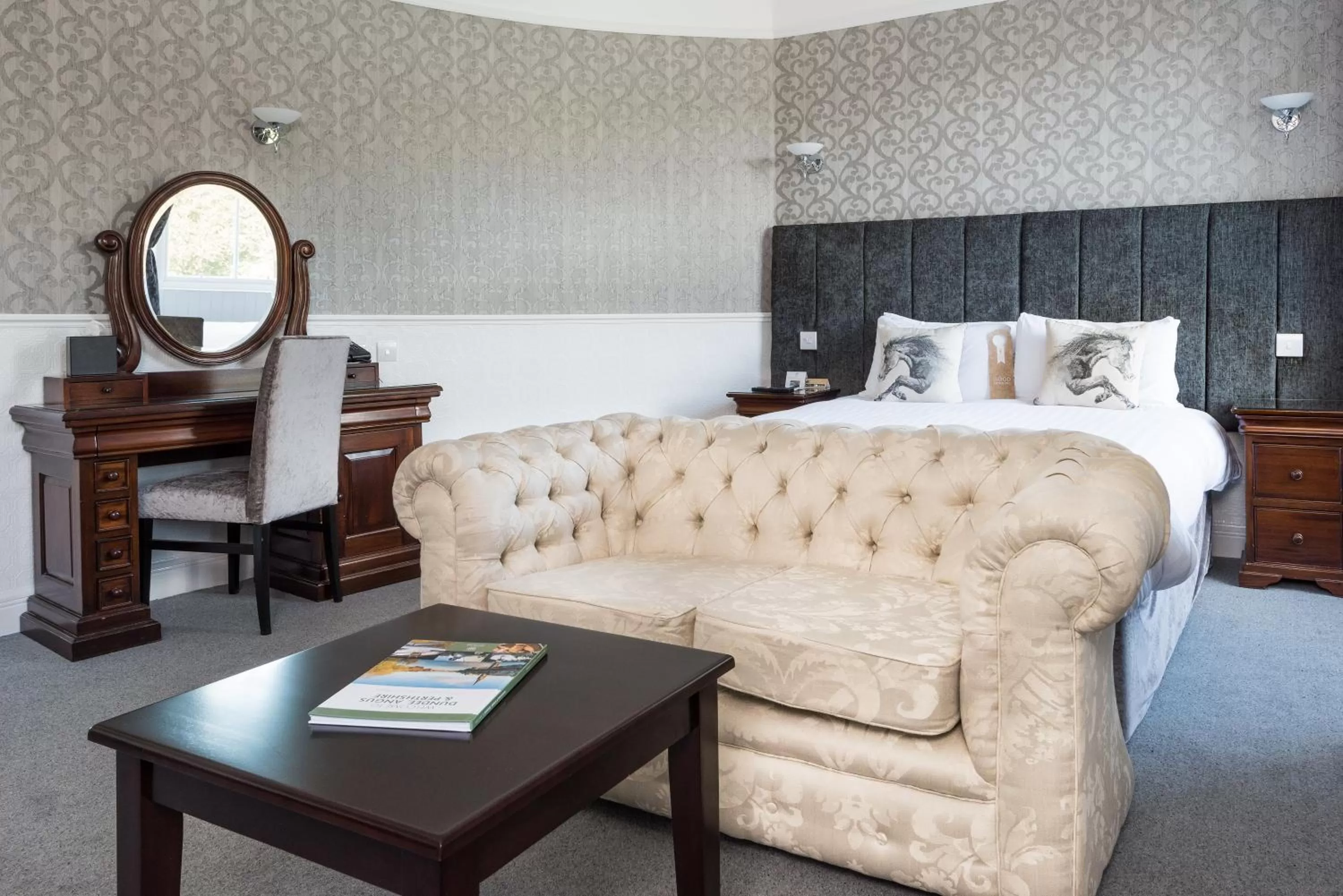 Seating area, Bed in The Atholl Palace