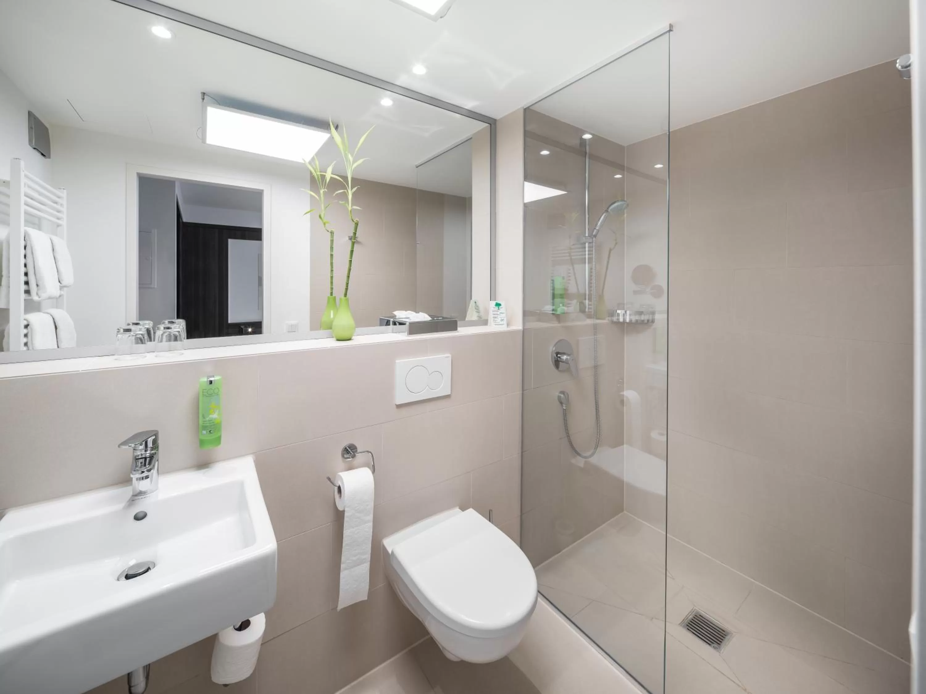 Shower in sevenDays Hotel BoardingHouse