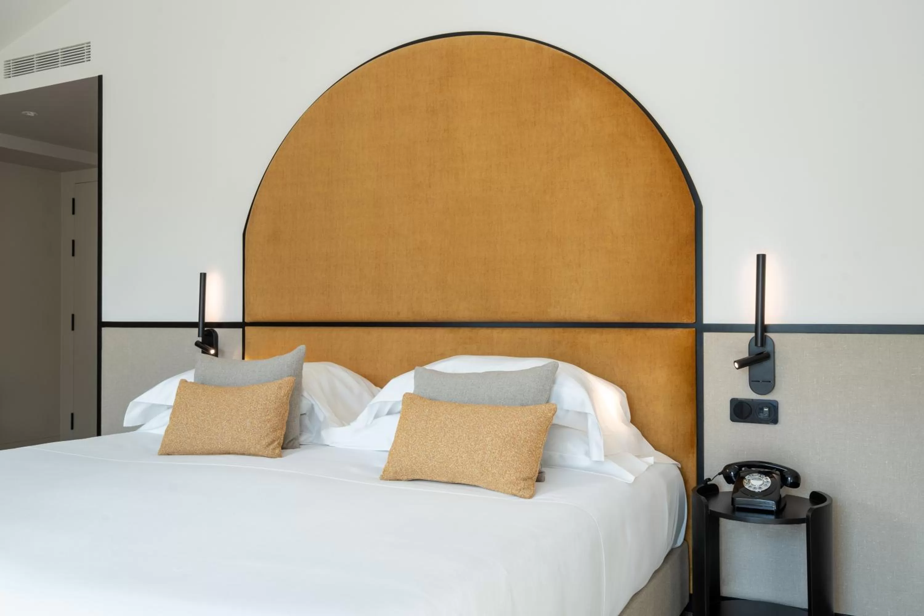 Bed in The Editory Garden Porto Hotel