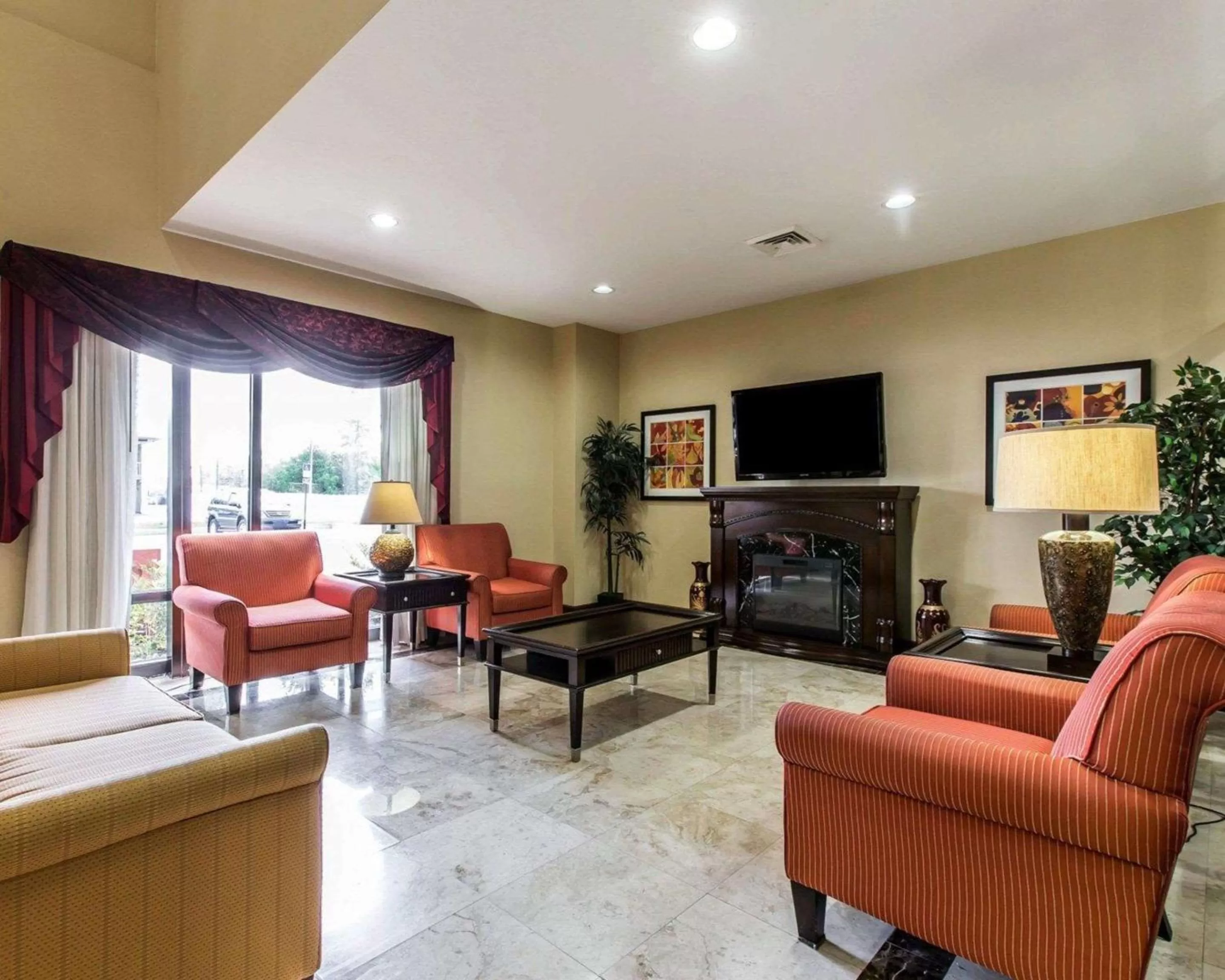 Lobby or reception in Comfort Suites Waycross
