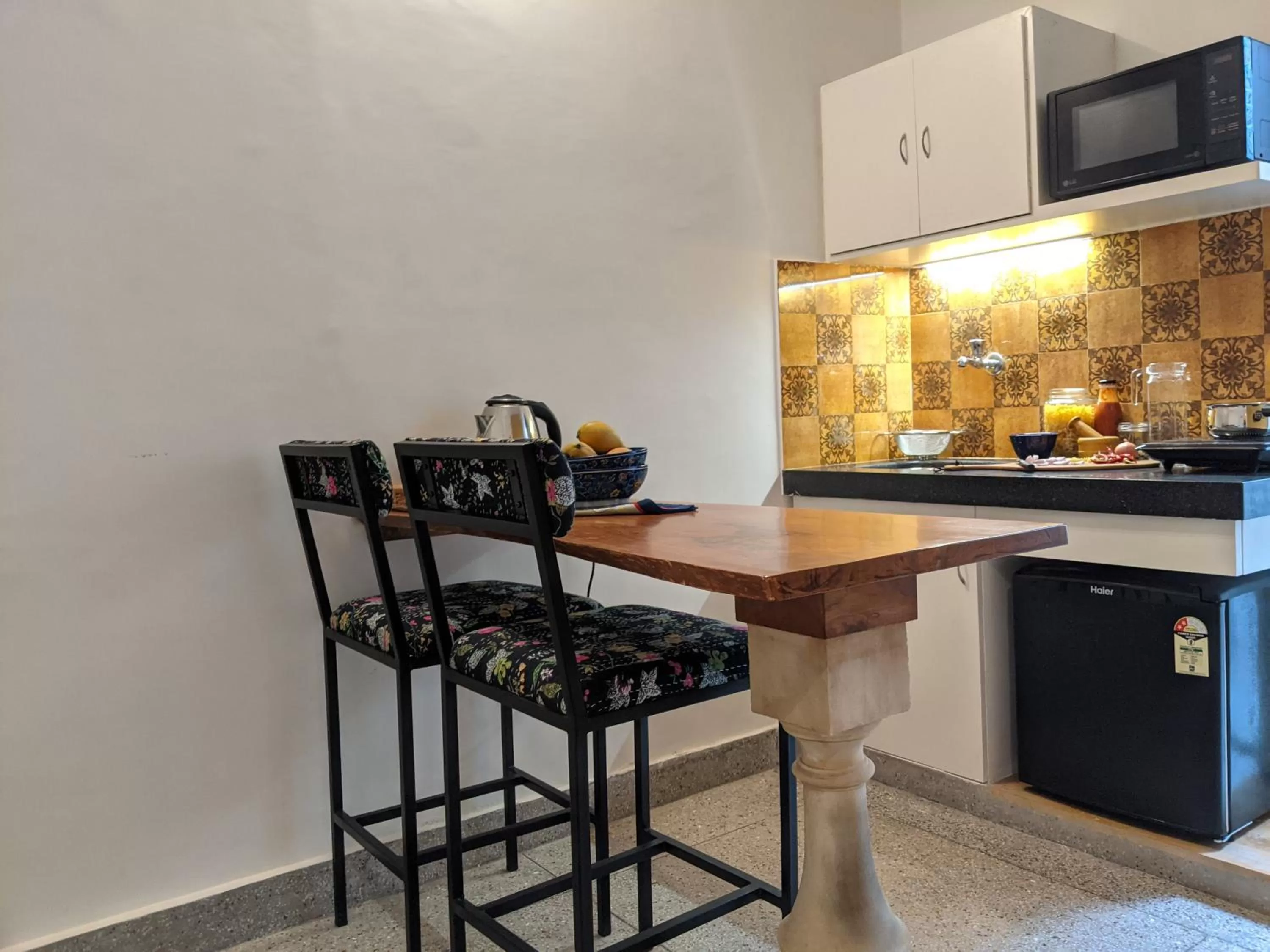 Coffee/tea facilities, Kitchen/Kitchenette in Mukam, Boutique Homestay