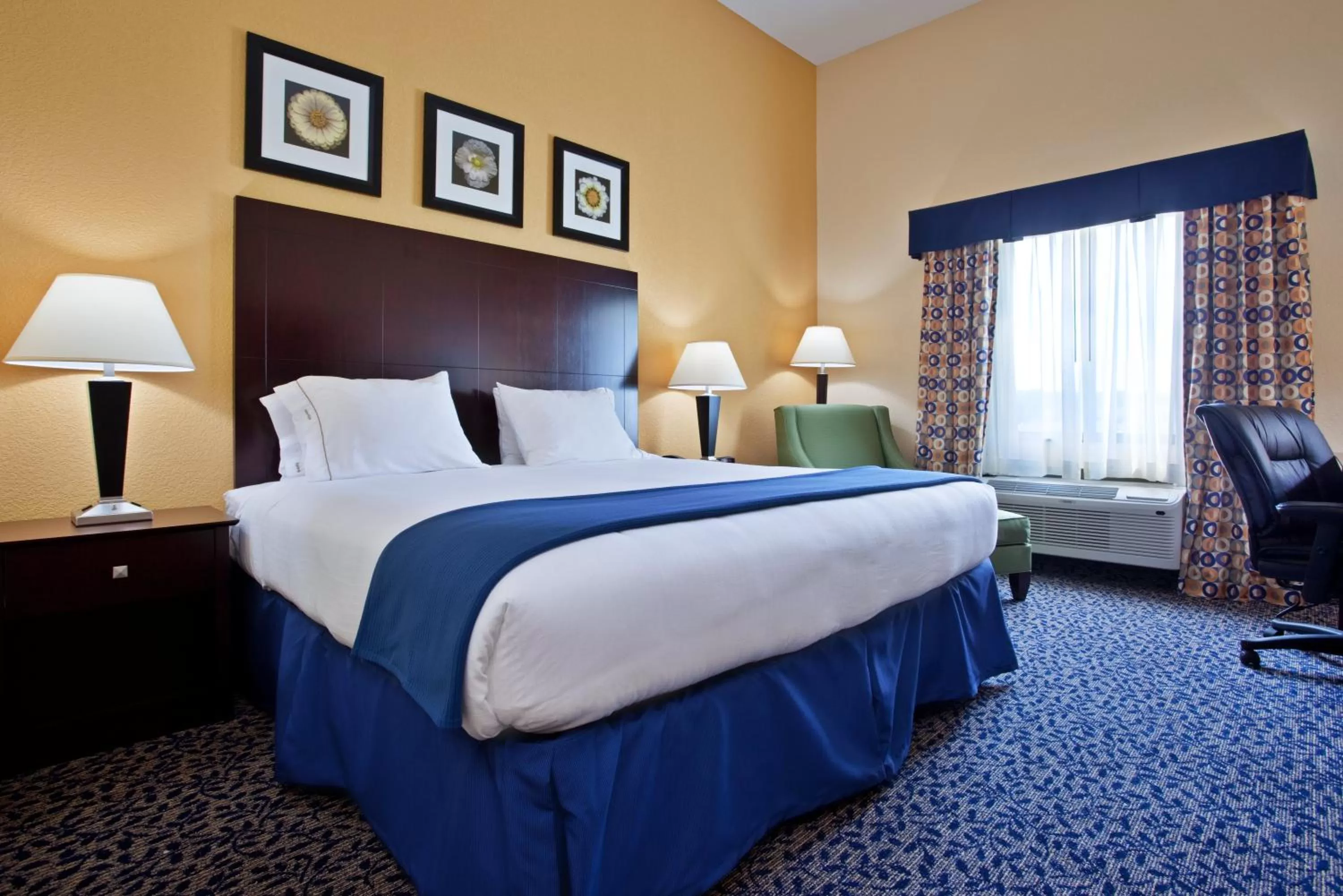 Photo of the whole room, Bed in Holiday Inn Express Hotel and Suites Akron South-Airport Area by IHG