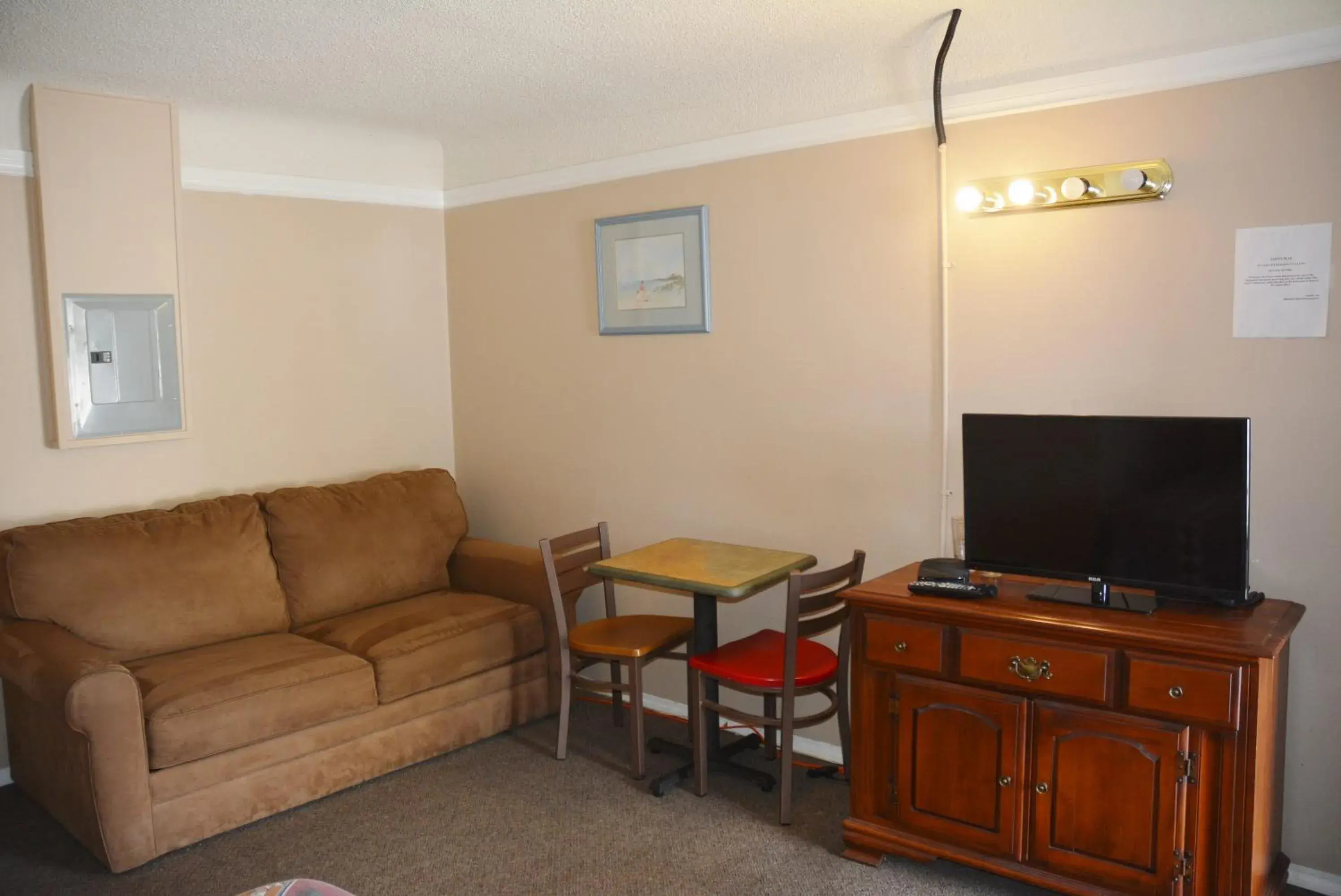 Queen Room with Two Queen Beds in Bluebird Motel Queen Room with Two Queen Beds in Bluebird Motel