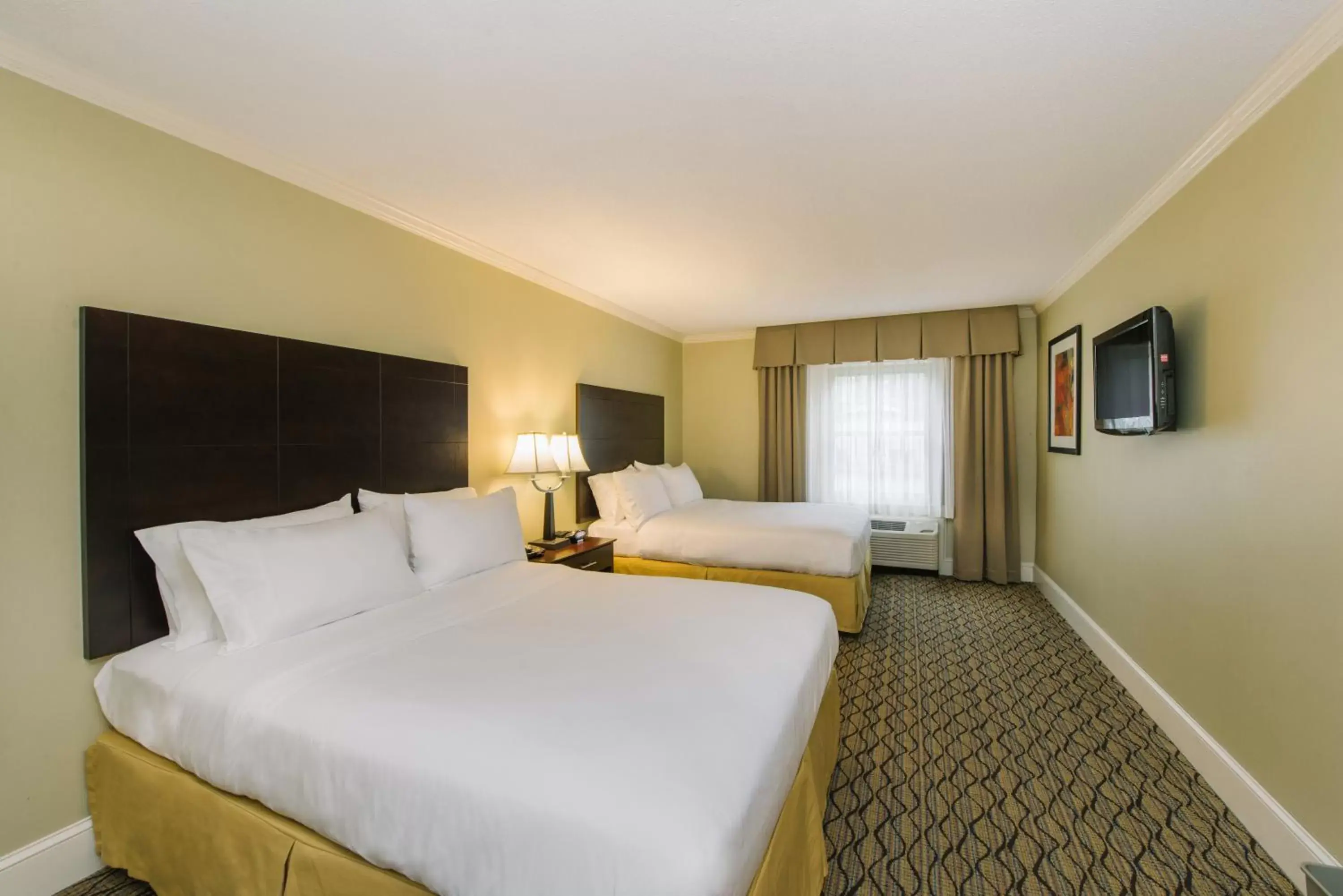 Standard Queen Room with Two Queen Beds and Mobility Accessible Tub in Holiday Inn Express and Suites Merrimack by IHG Standard Queen Room with Two Queen Beds and Mobility Accessible Tub in Holiday Inn Express and Suites Merrimack by IHG