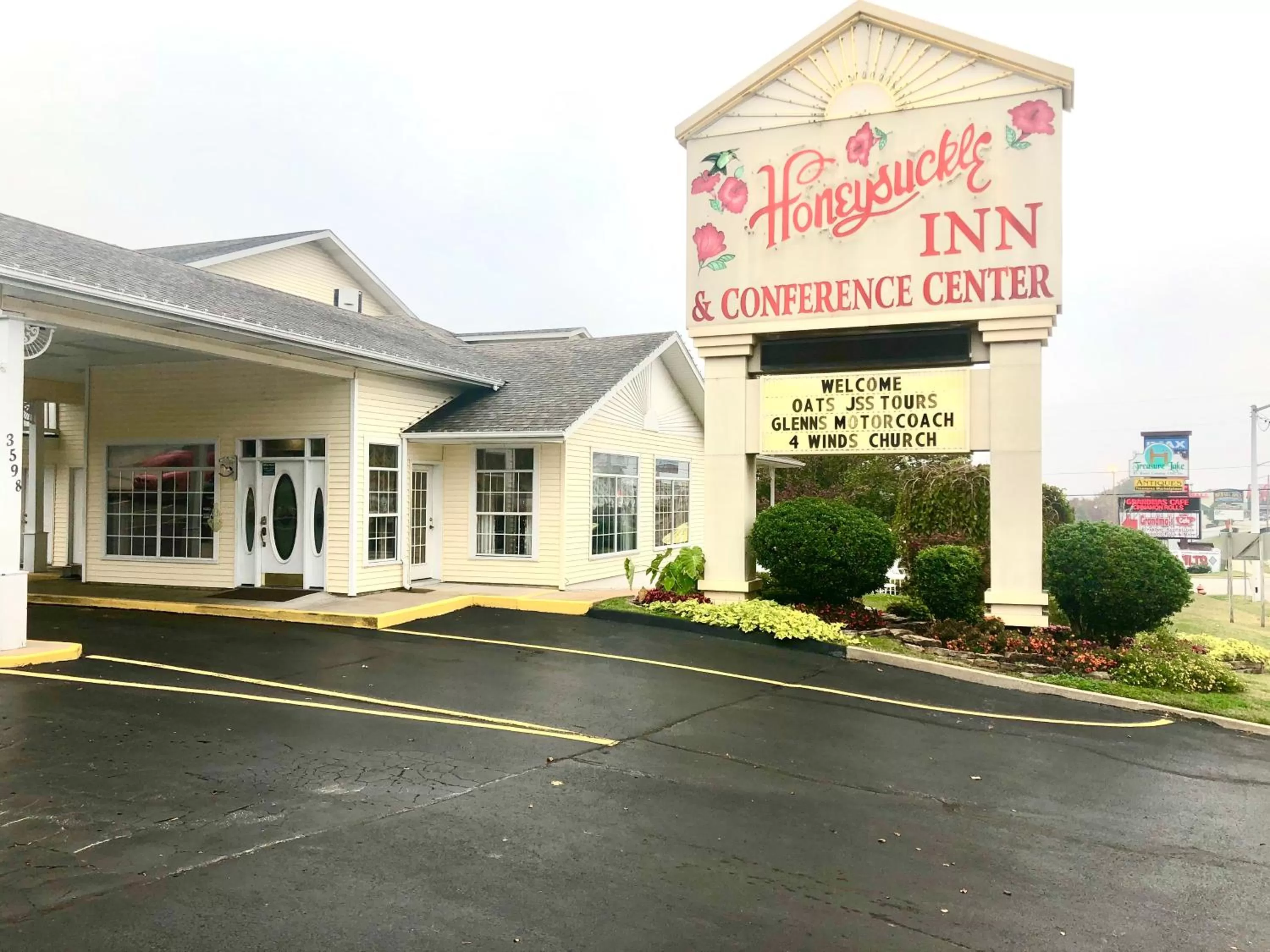 Facade/entrance, Property Building in Honeysuckle Inn & Conference Center