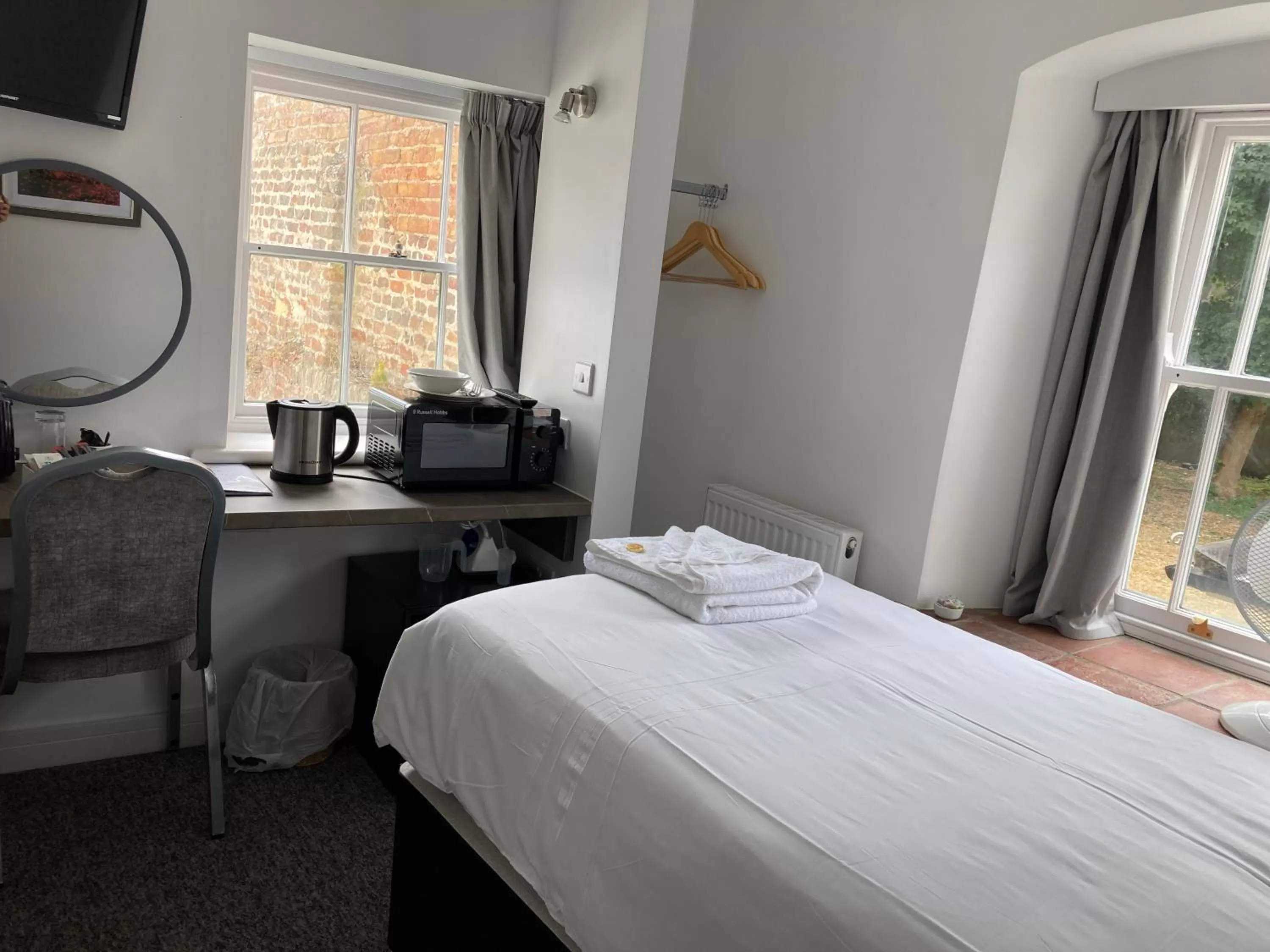 Photo of the whole room, Bed in Kings Lodge