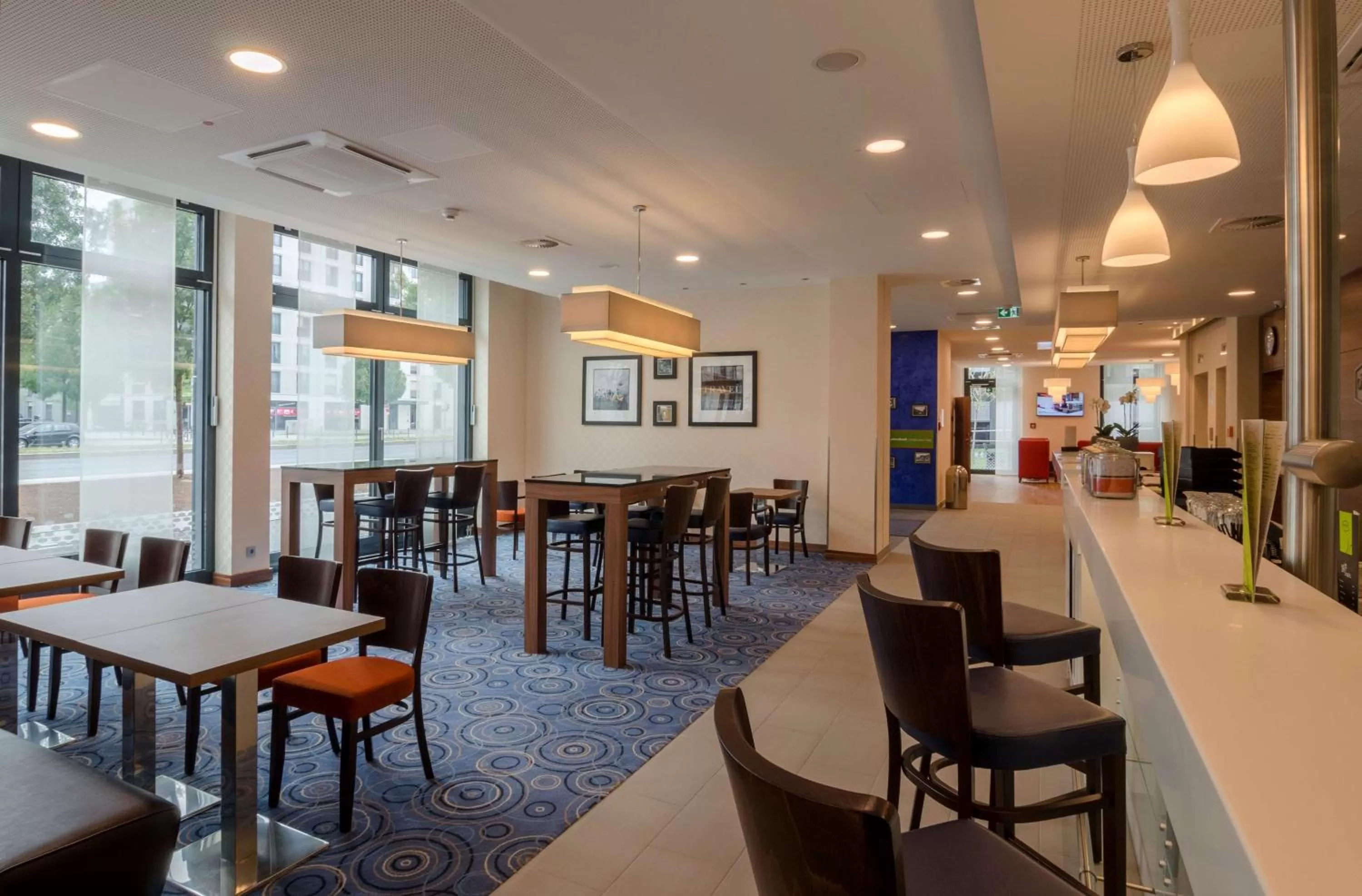 Lounge or bar in Hampton by Hilton Frankfurt City Centre