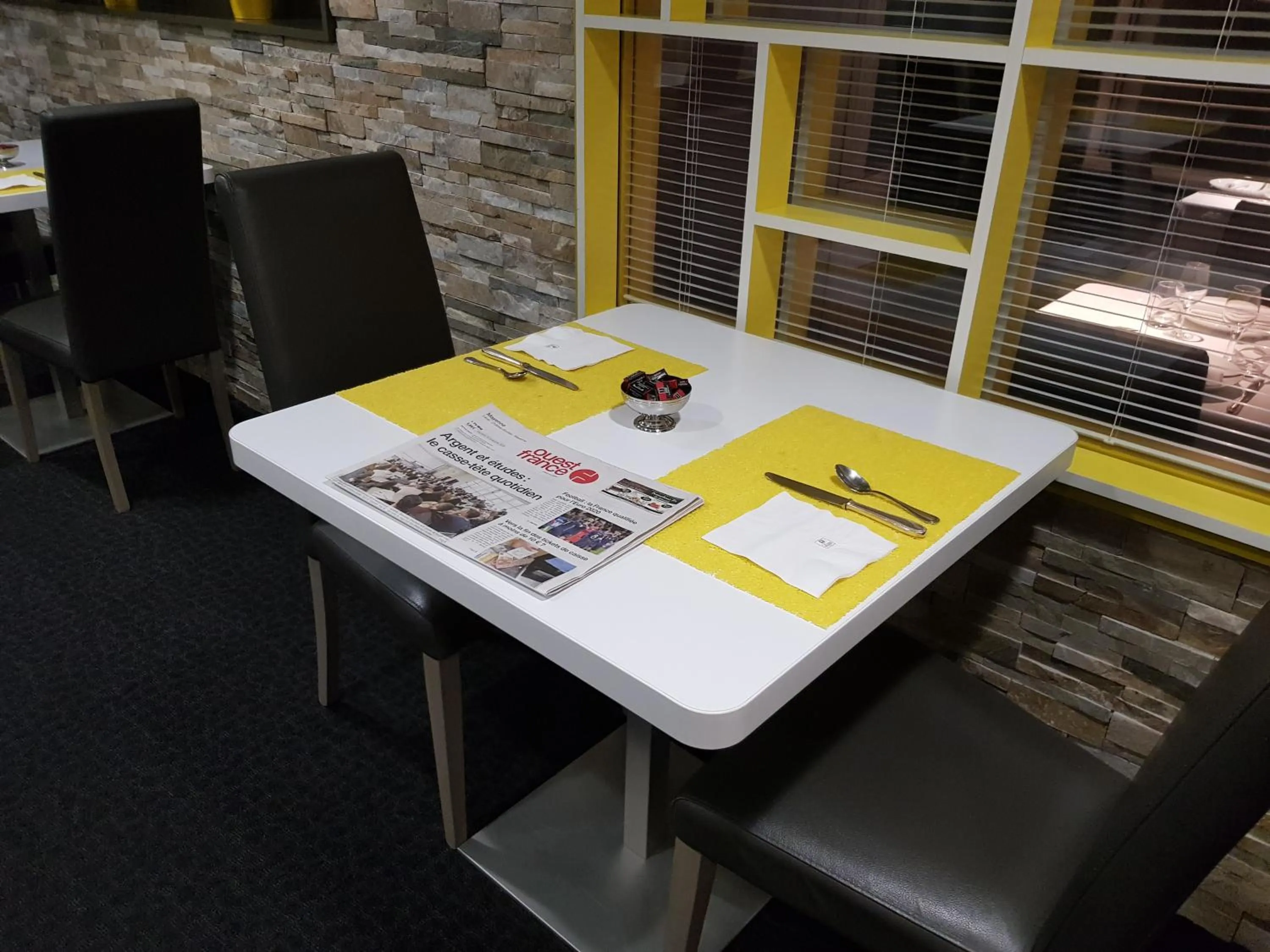 Breakfast in Logis Hôtel A la Bonne Auberge