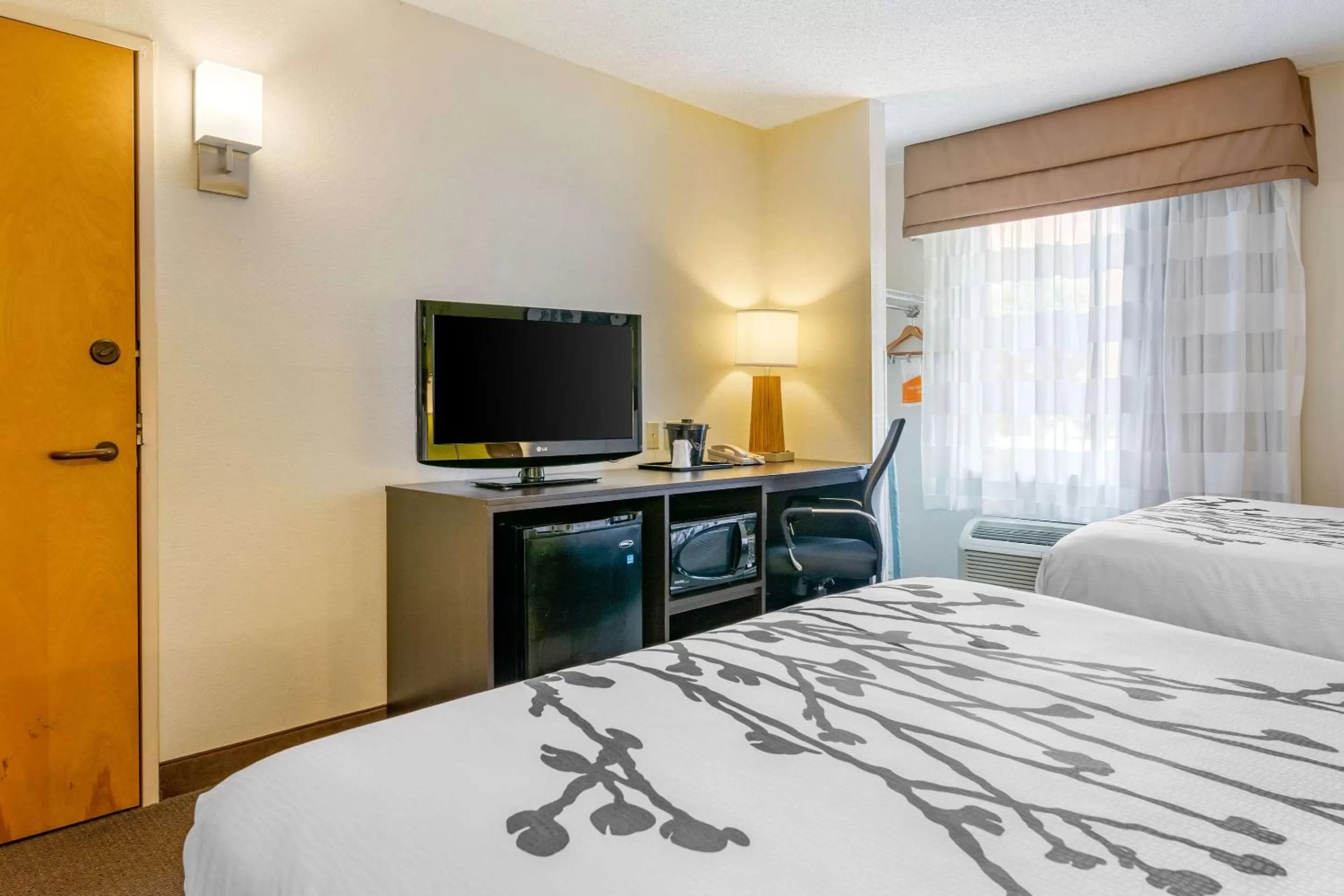 Photo of the whole room, Bed in Sleep Inn I-95 North Savannah