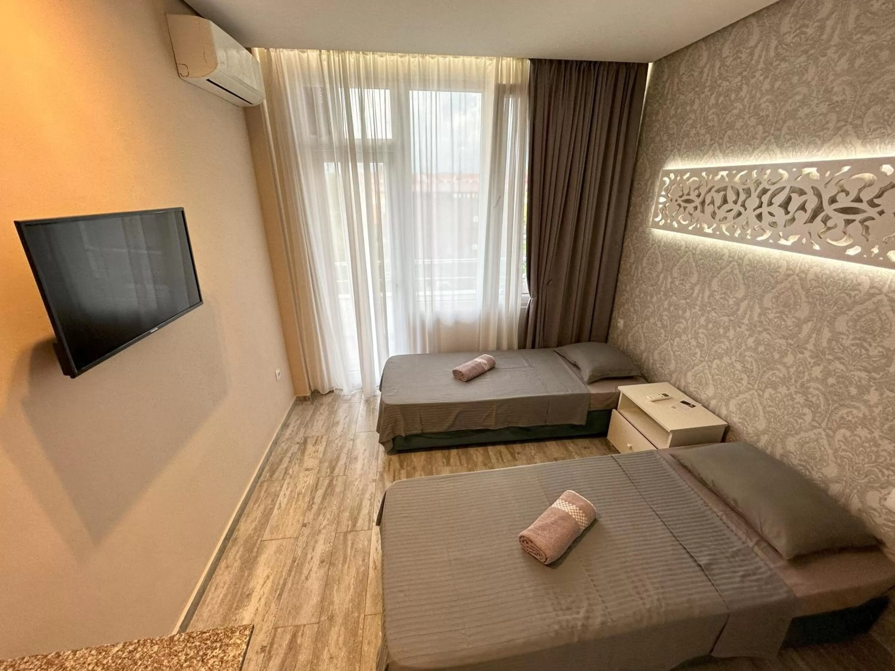 Photo of the whole room, TV/Entertainment Center in National+