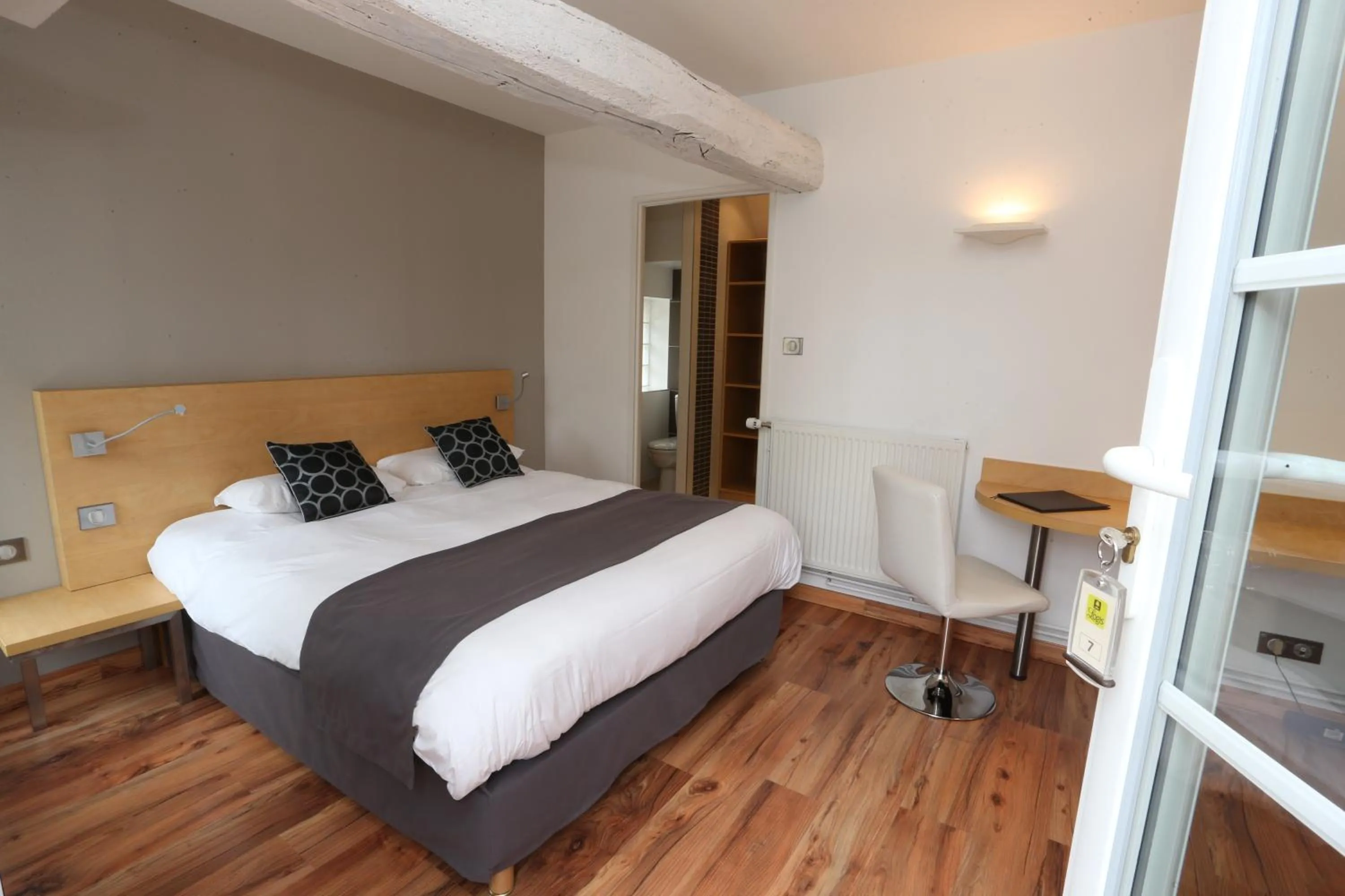 Bed in Logis Hôtel Restaurant Le Moulin de la Coudre