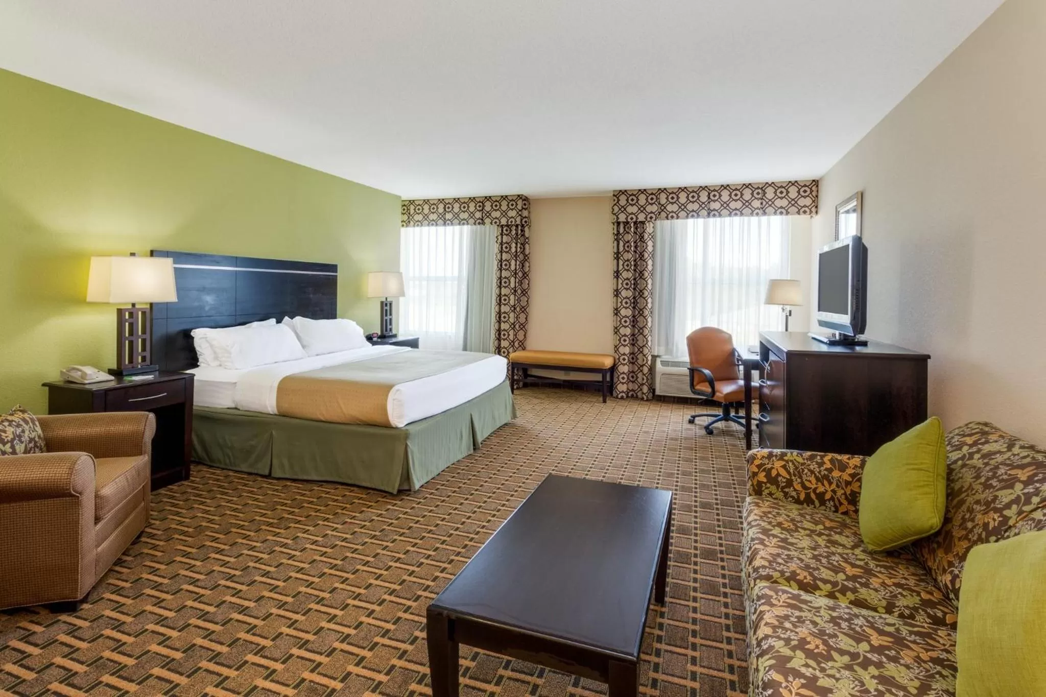 Photo of the whole room, Bed in Holiday Inn Statesboro-University Area by IHG