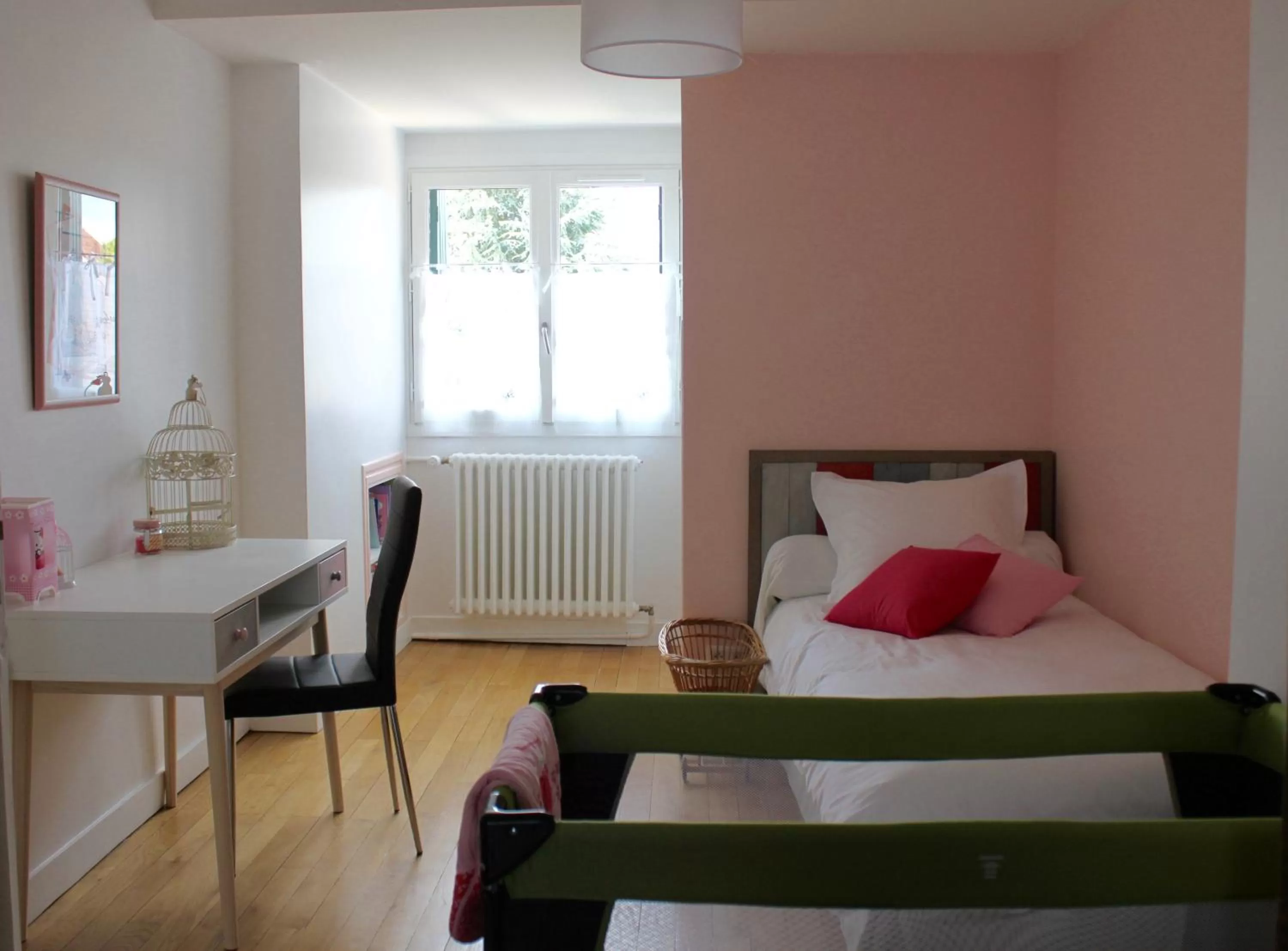Photo of the whole room, Bed in Au Coeur De Beauvais