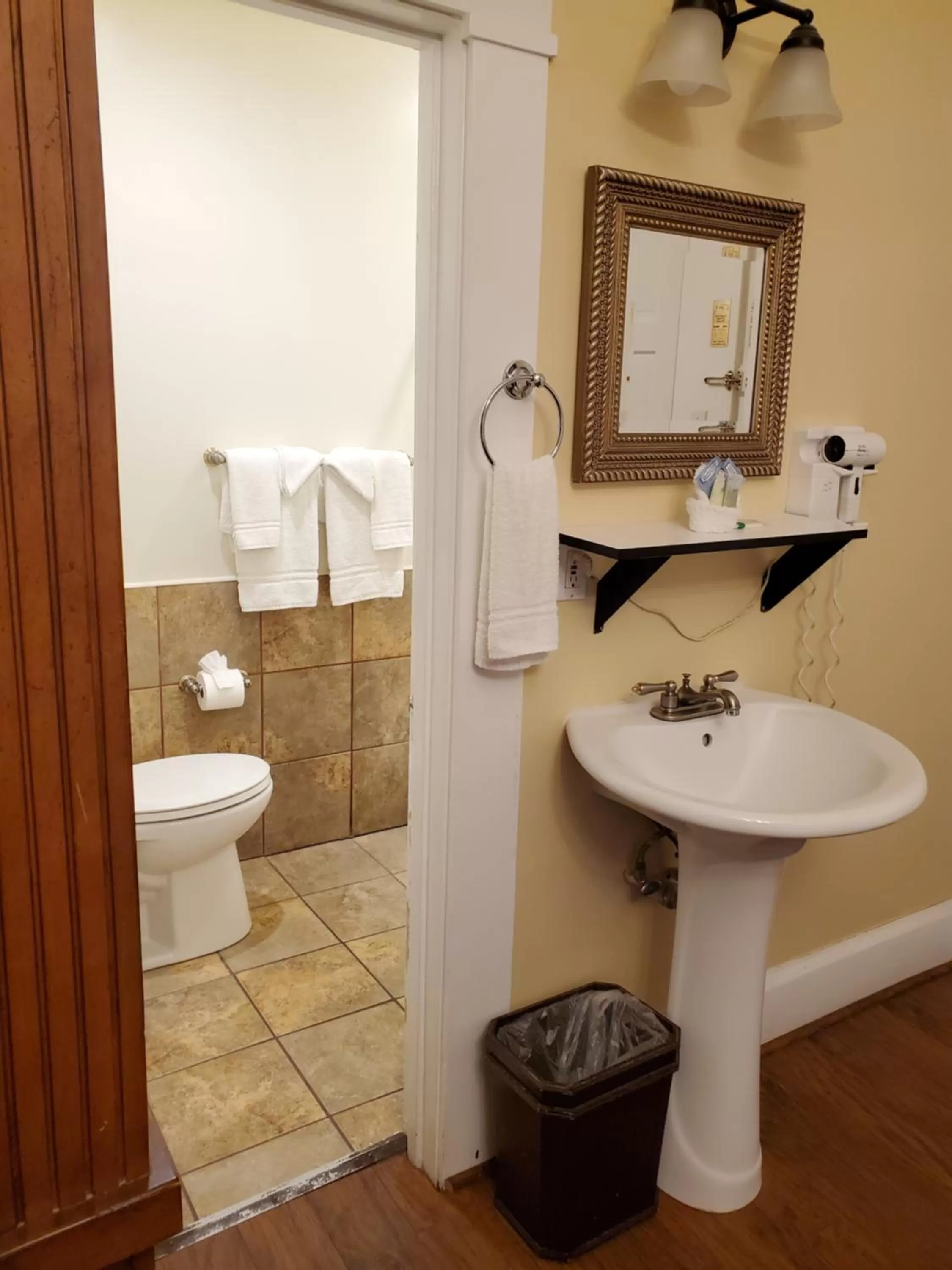 Bathroom in Glen Tavern Inn