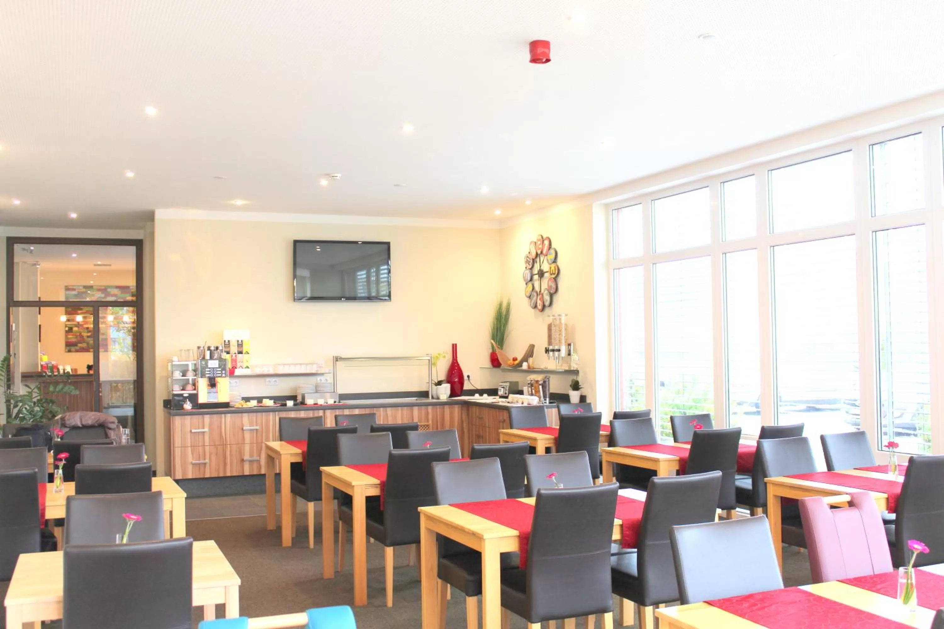 Restaurant/places to eat in Come IN Hotel