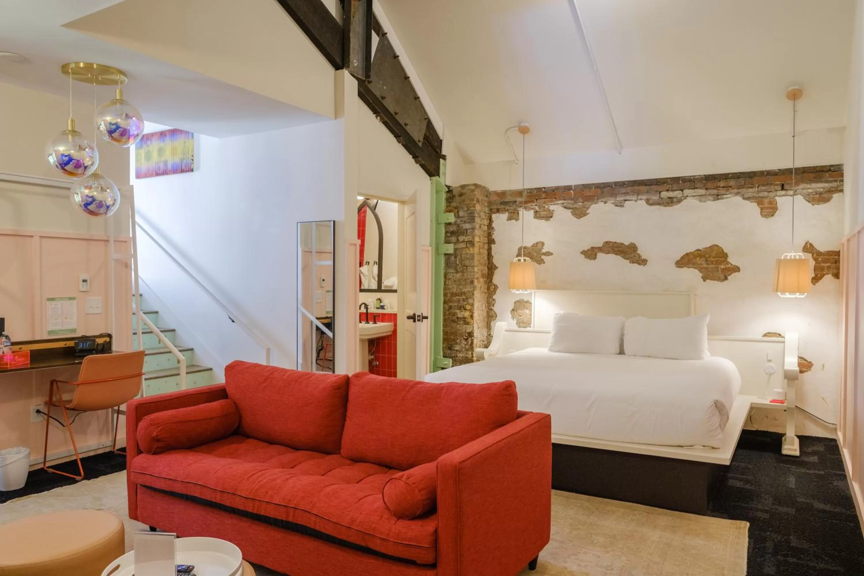 Seating area, Bed in The Russell