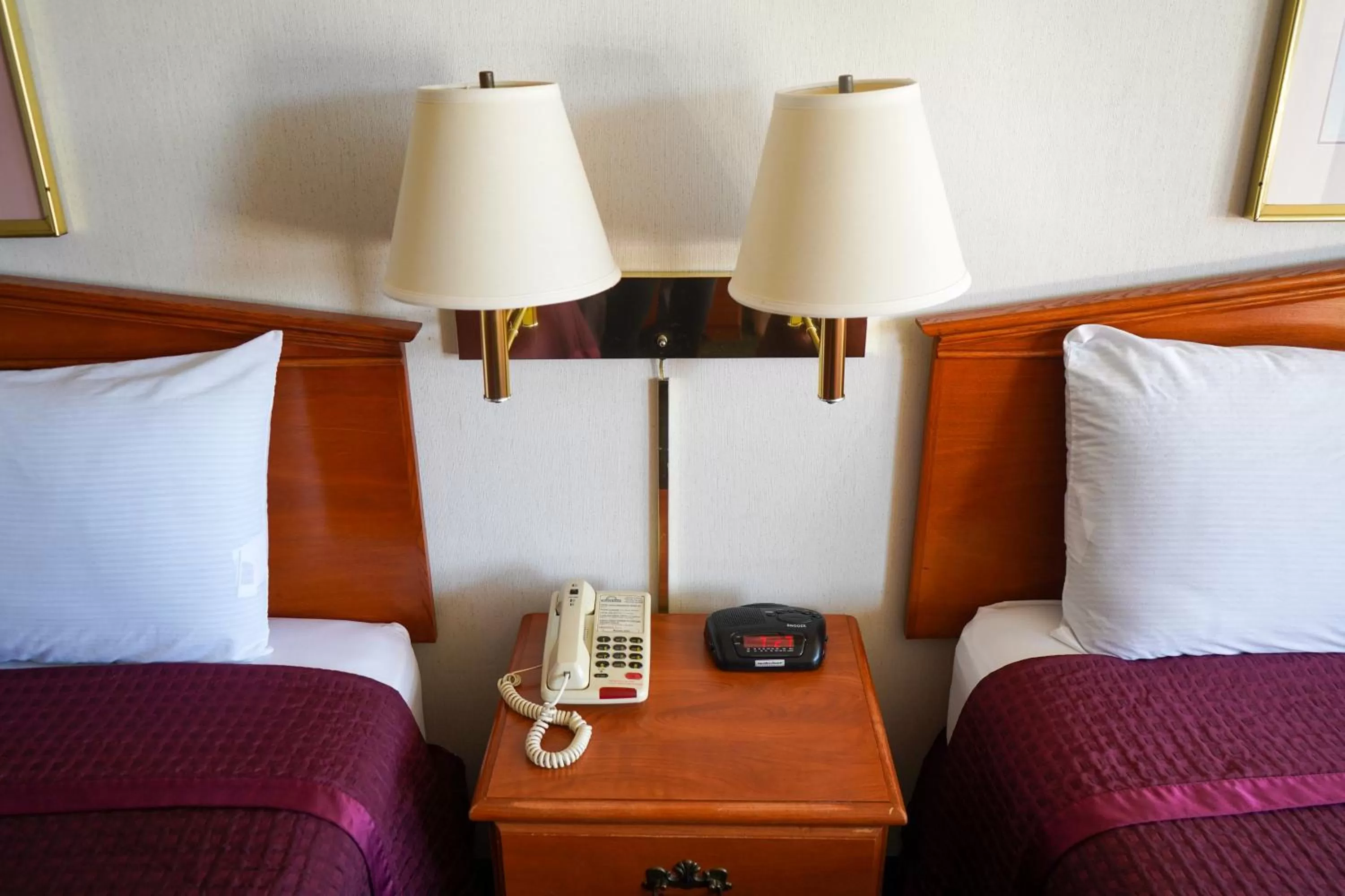 Bed in Sunset Inn Clarksville