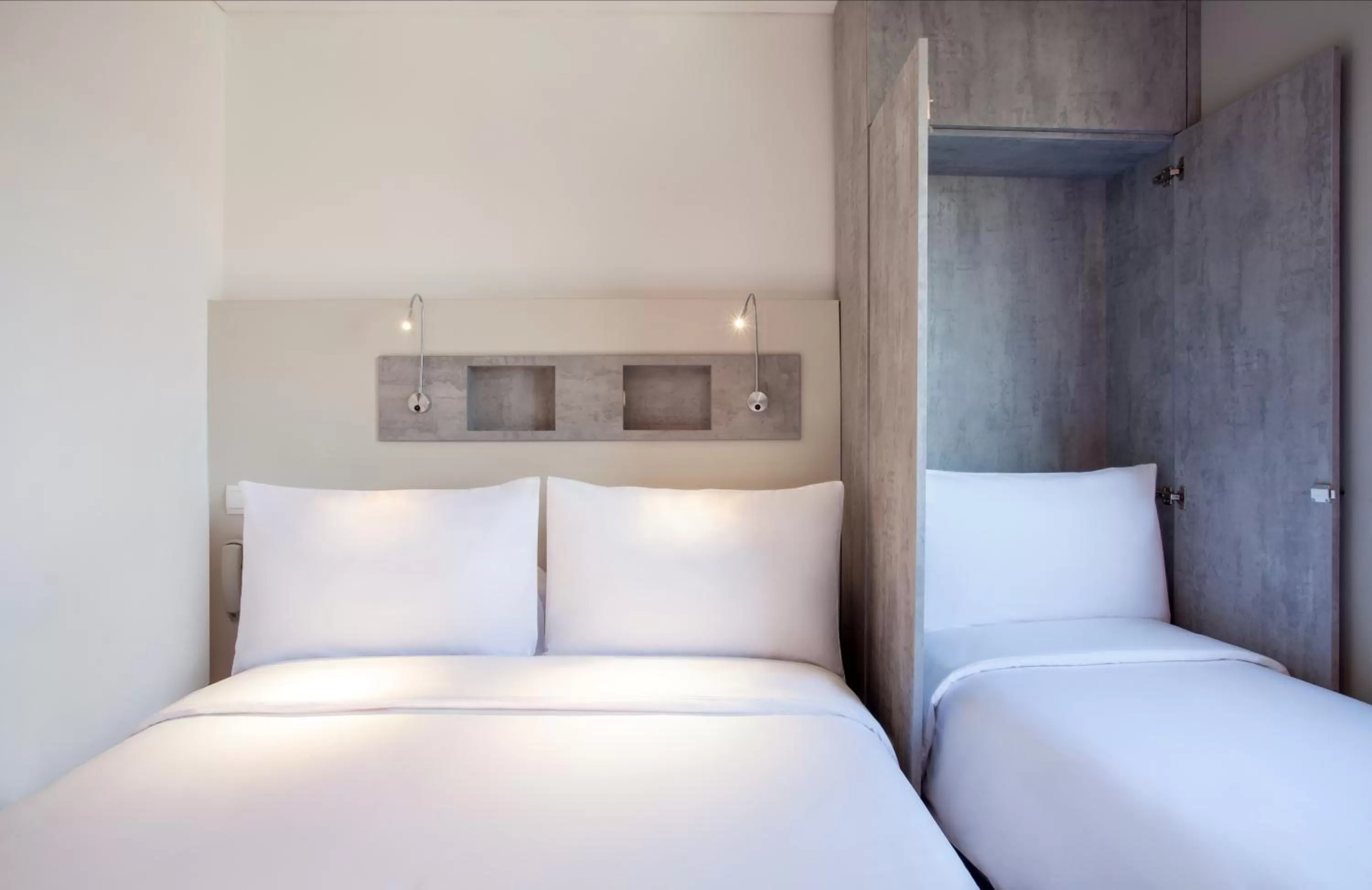 Bed in ibis budget Surabaya Diponegoro