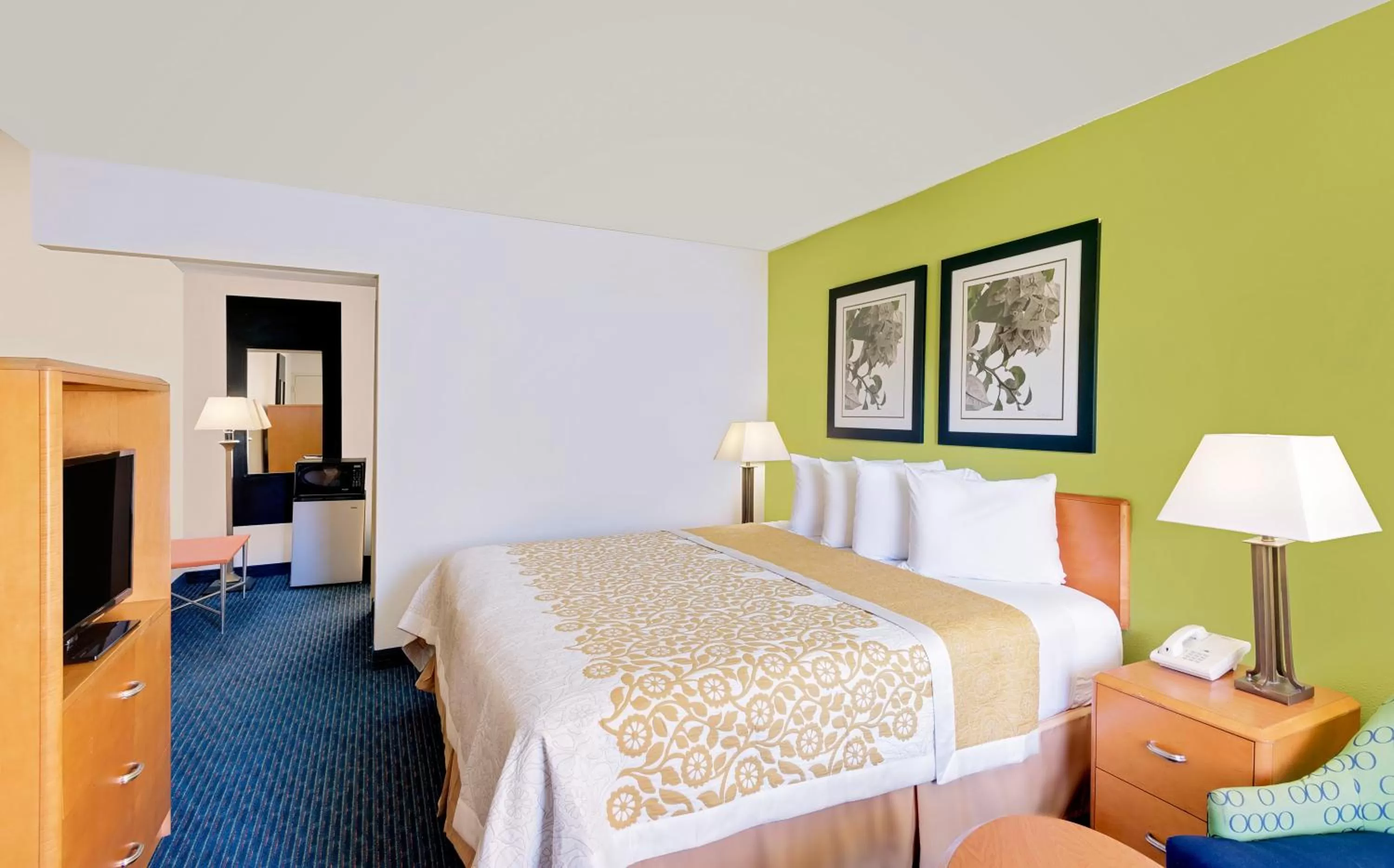 Bedroom in Days Inn by Wyndham Easton