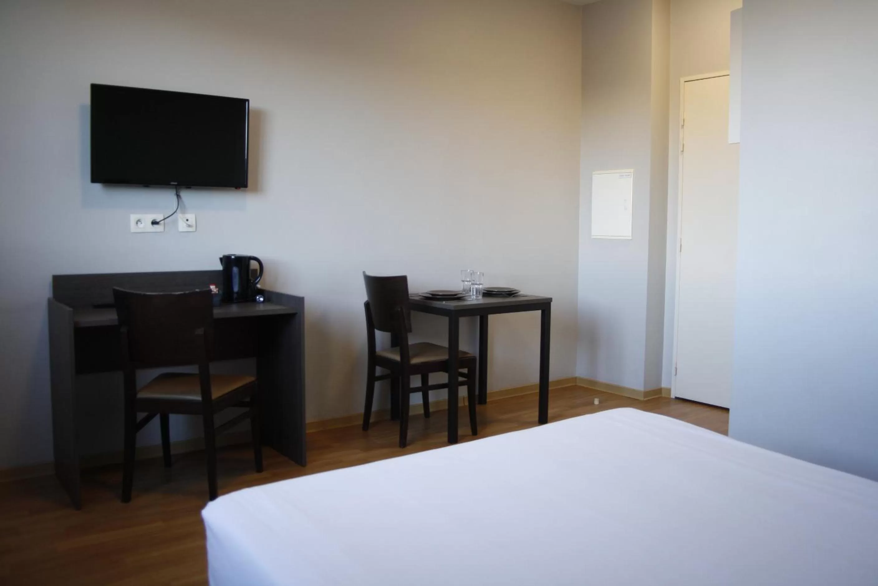 Dining area, Bed in City Résidence Marseille