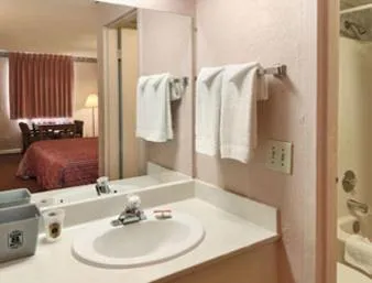 Bathroom, Bed in Americas Best Value Inn Tucker
