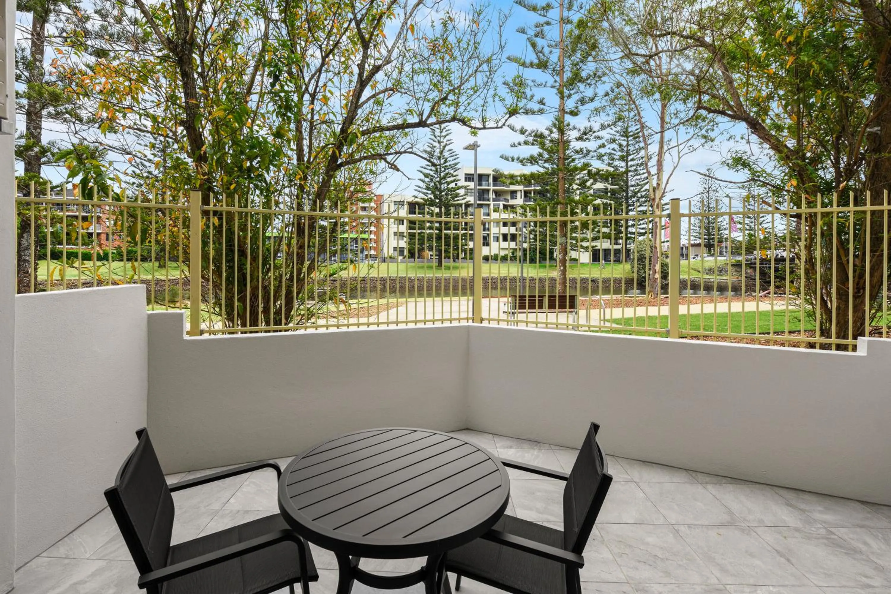 Lake view in Palm Court Motor Inn