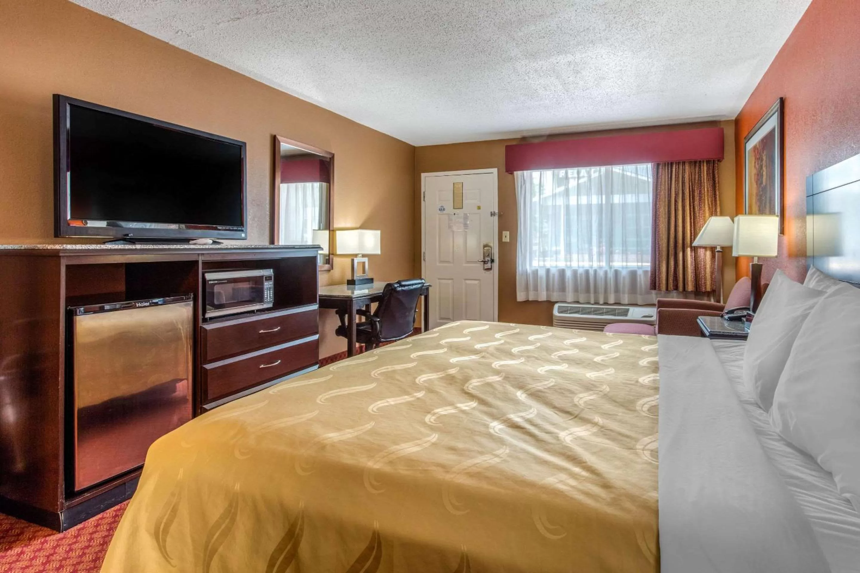 Photo of the whole room, Bed in Quality Inn Kingston Springs