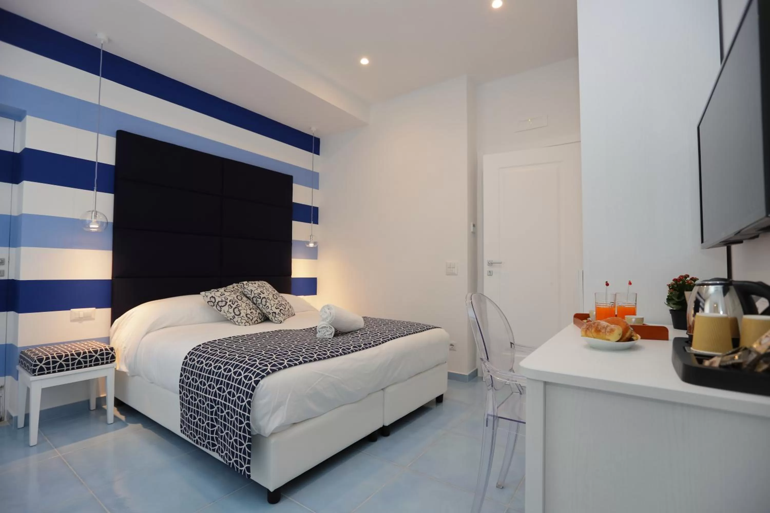 Photo of the whole room, Bed in Domus Meta