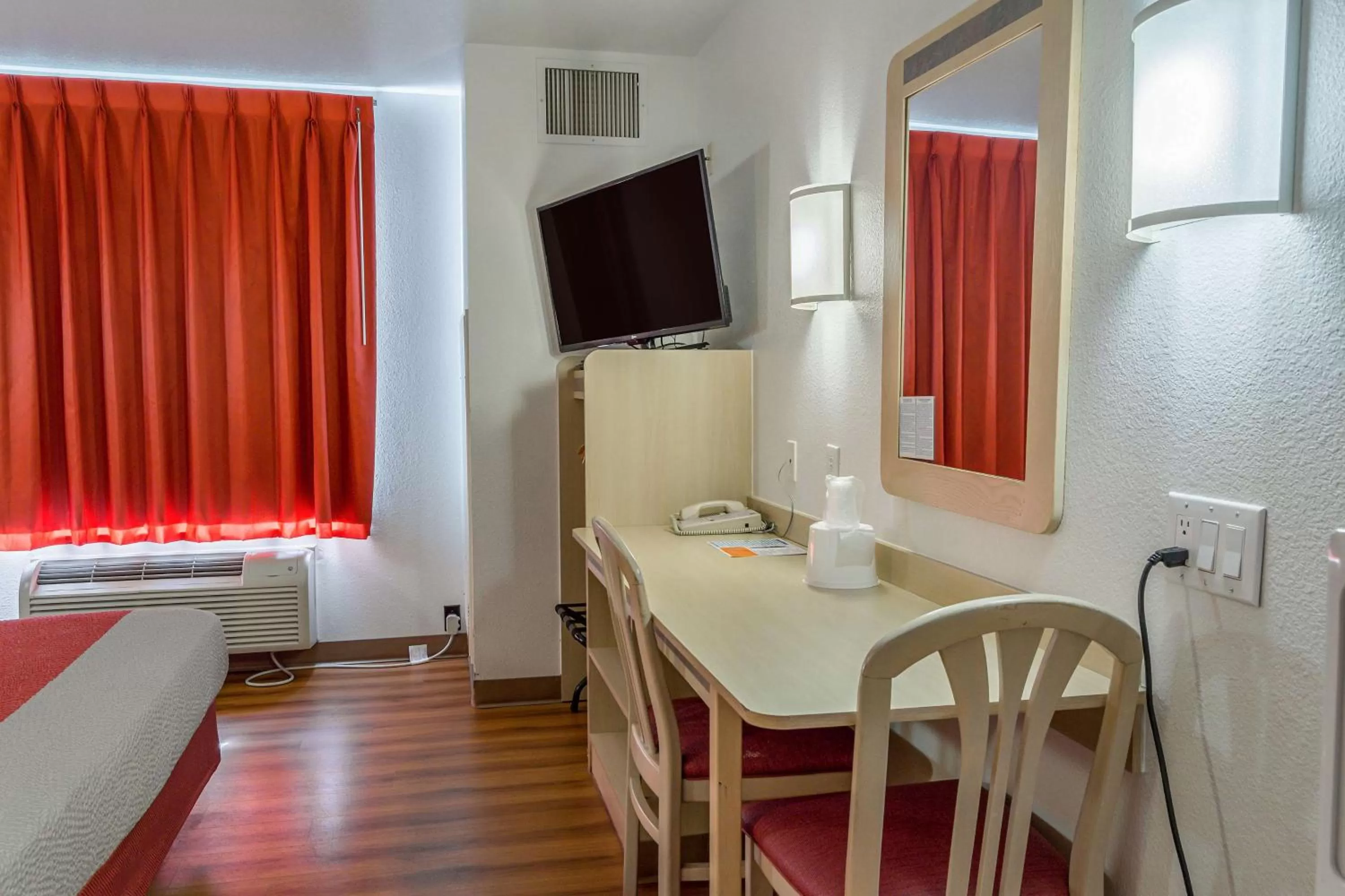 TV and multimedia, Bed in Motel 6-Redmond, OR