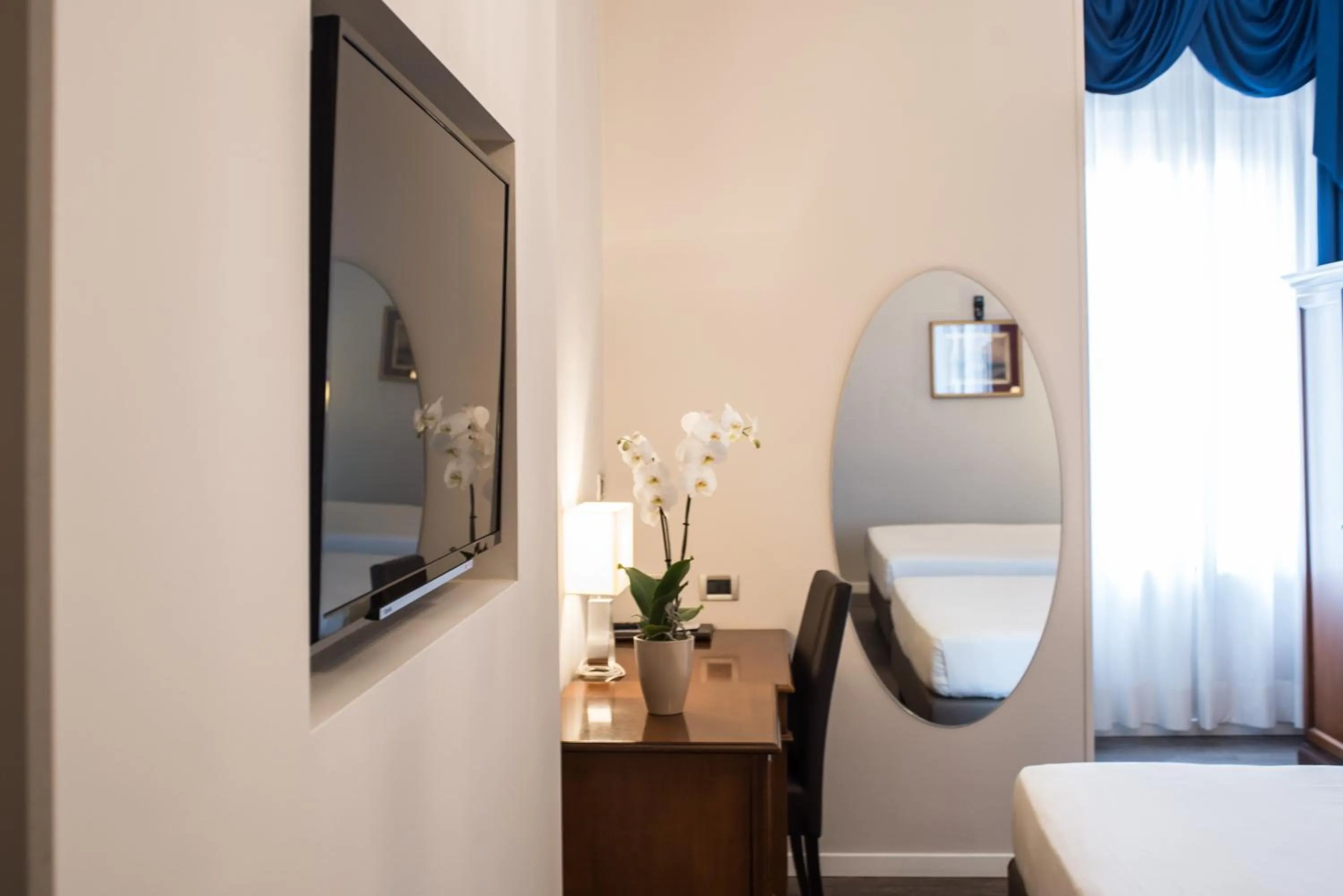 TV and multimedia, Bed in Hotel Ristorante Ala d'Oro