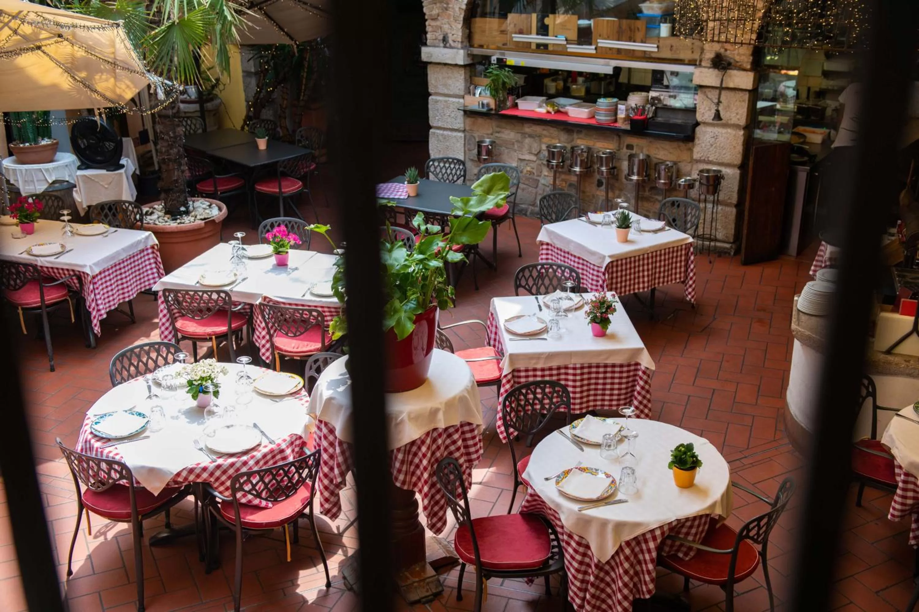 Restaurant/places to eat in Alessi Hotel Trattoria