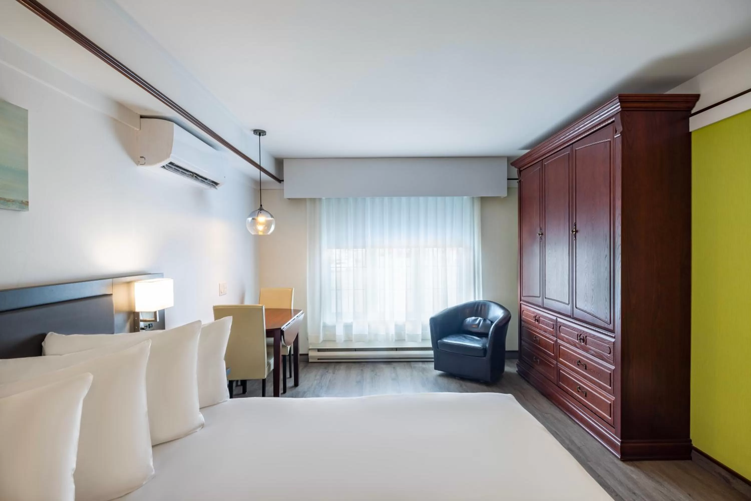 Bed in Les Suites de Laviolette, an Ascend Collection Hotel