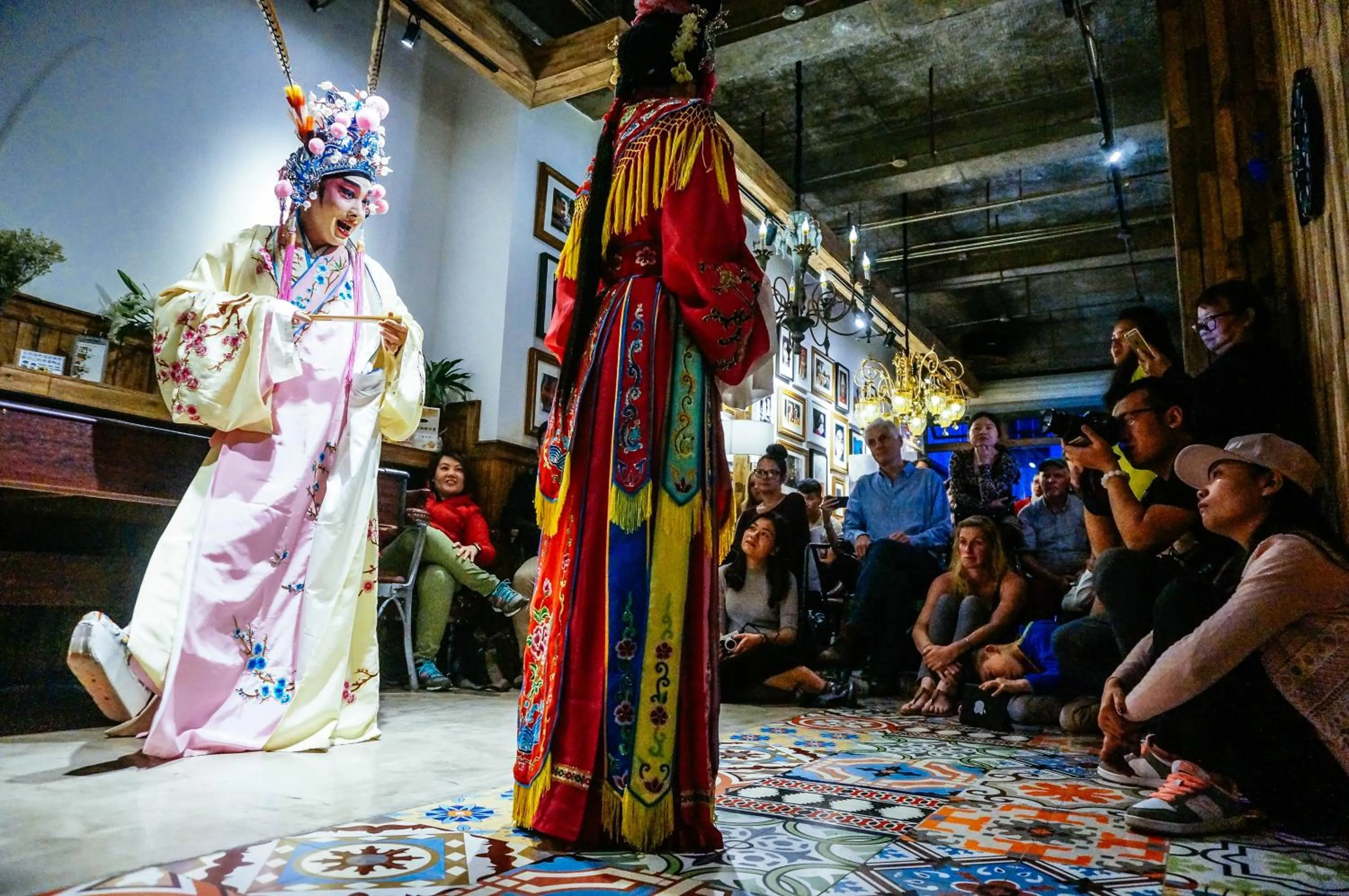 Lounge or bar in SONDERIA Lazybones Hostel- Wenshu Temple Side, Chill Hostel with All-Day Brunch, Travel Agency in English & Local Bar Vibes