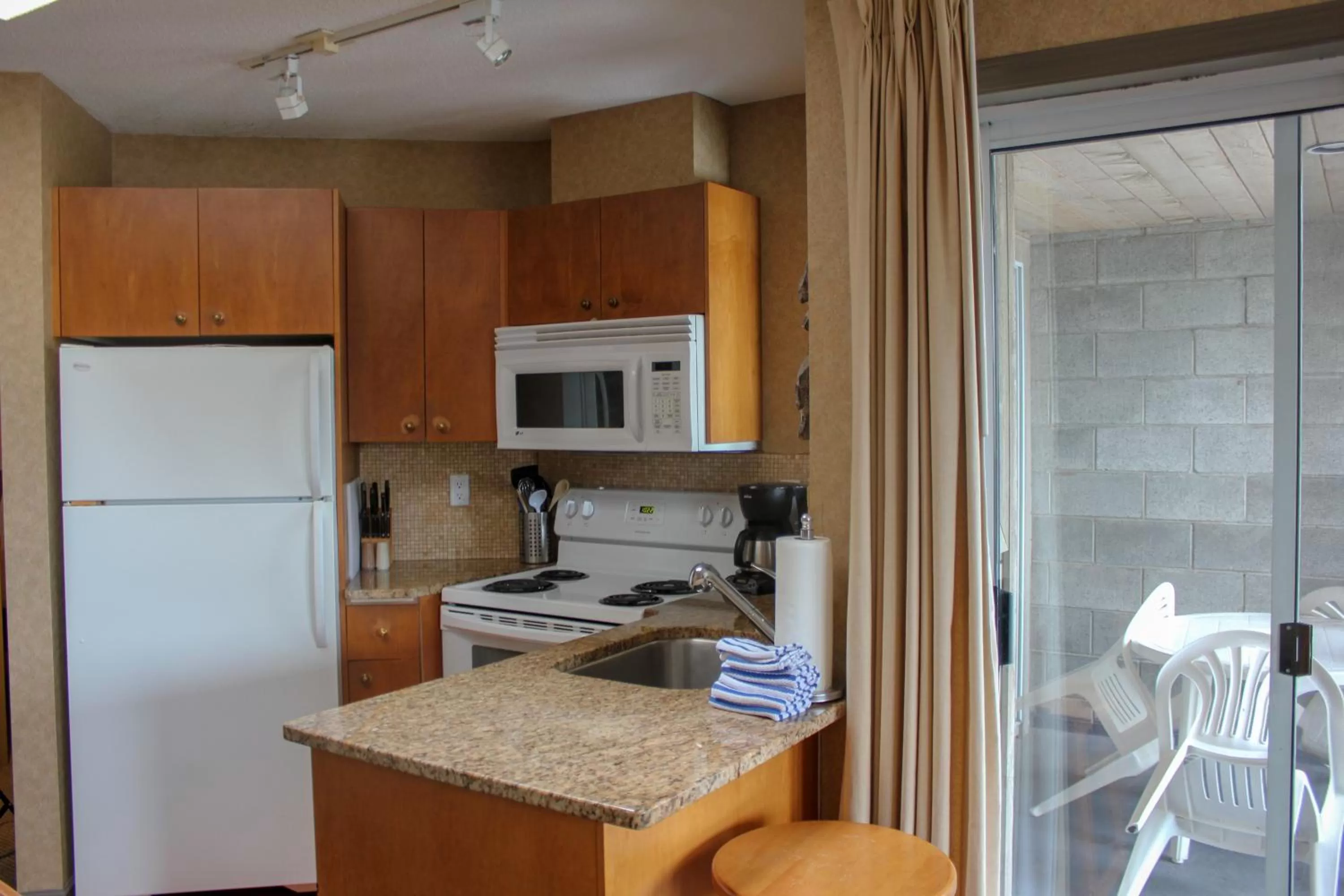 Kitchen or kitchenette in Pacific Shores Resort & Spa