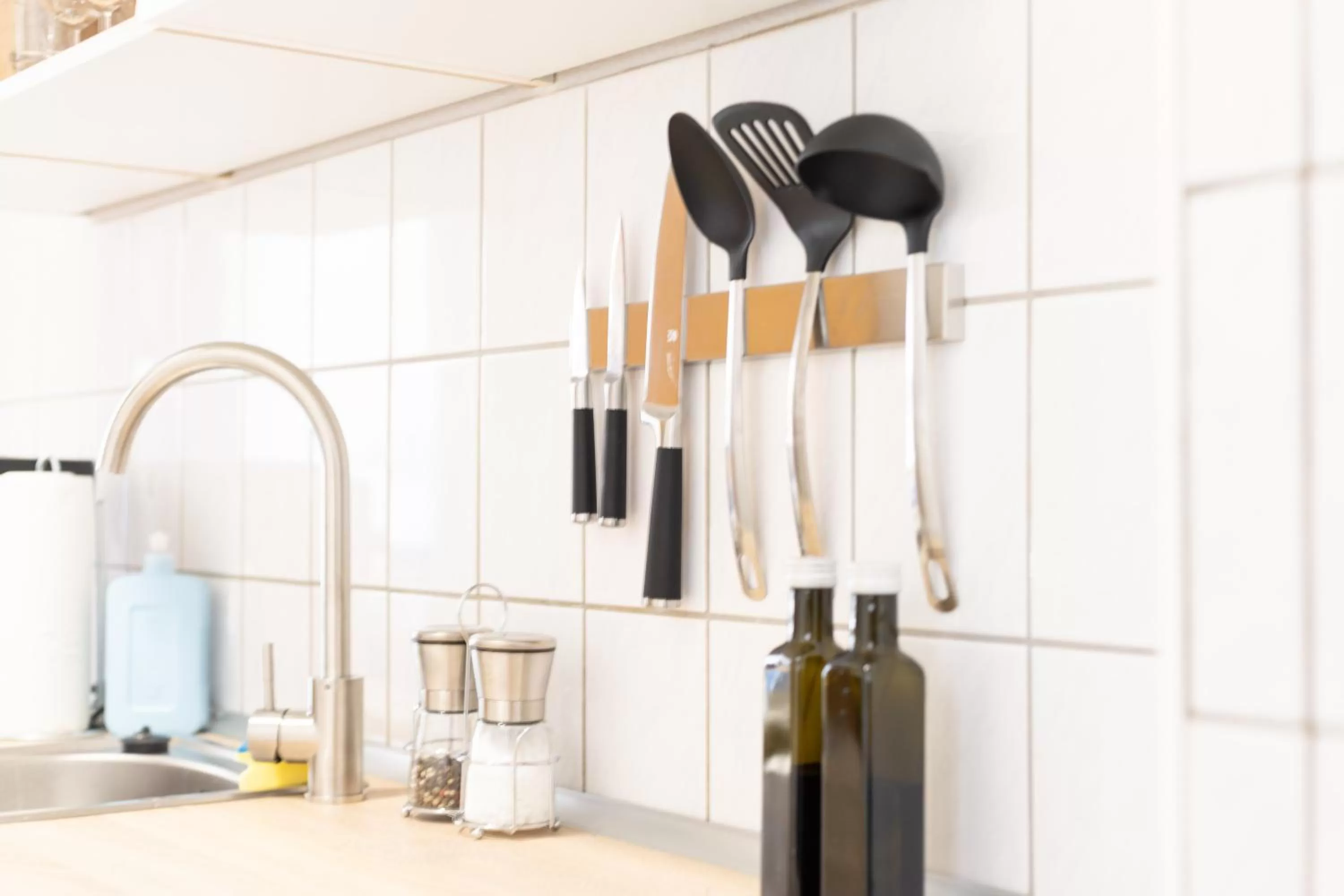 Kitchen or kitchenette, Kitchen/Kitchenette in Ko-Living Space an der Oper - Street Art Design Apartments