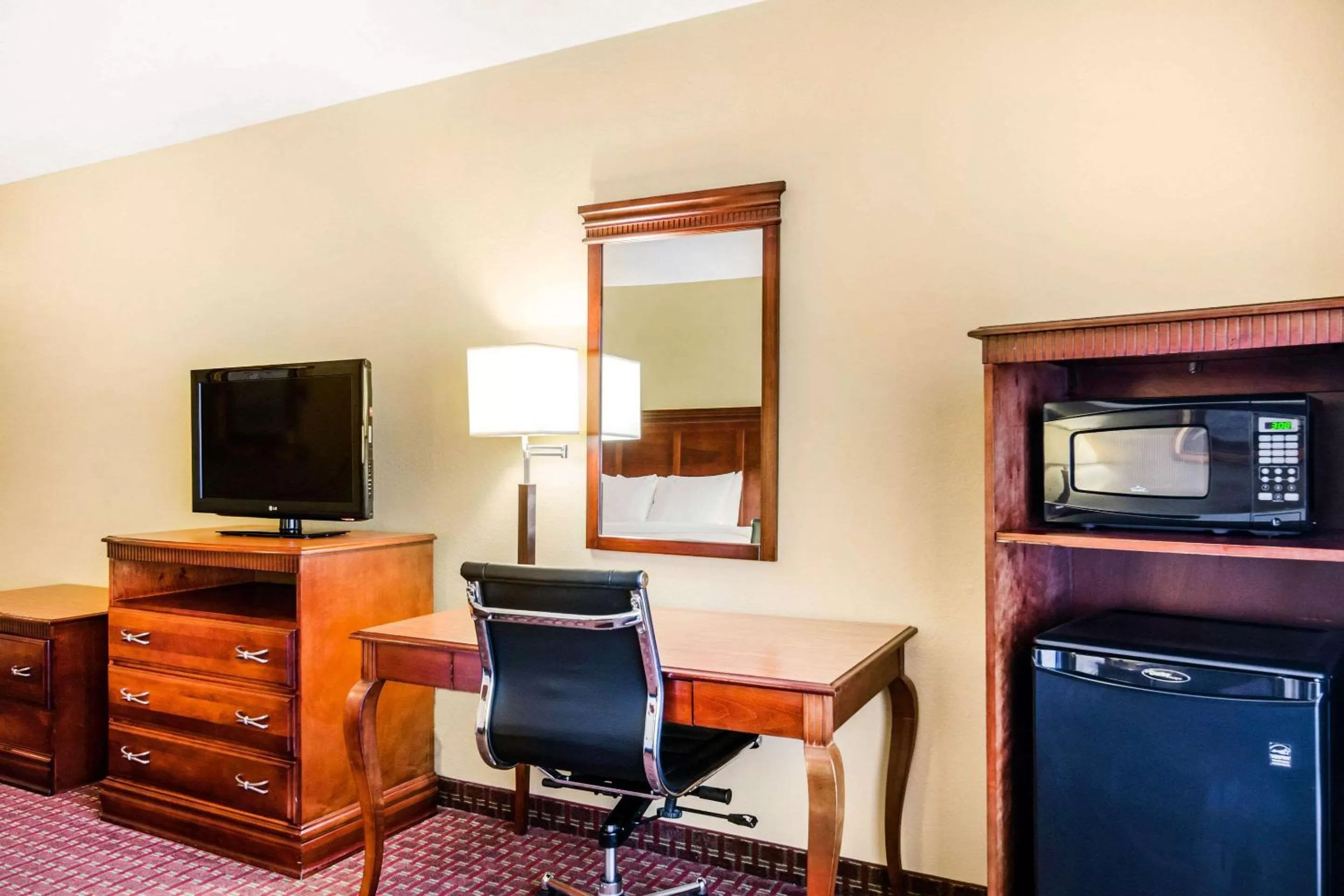 Coffee/tea facilities in Quality Inn & Suites Carthage near Precious Moments Chapel
