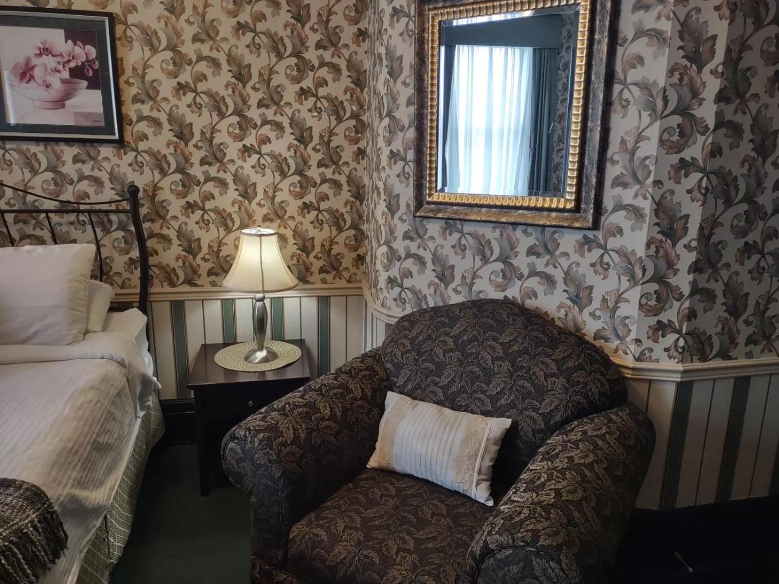 Seating area, Bed in The King George Inn