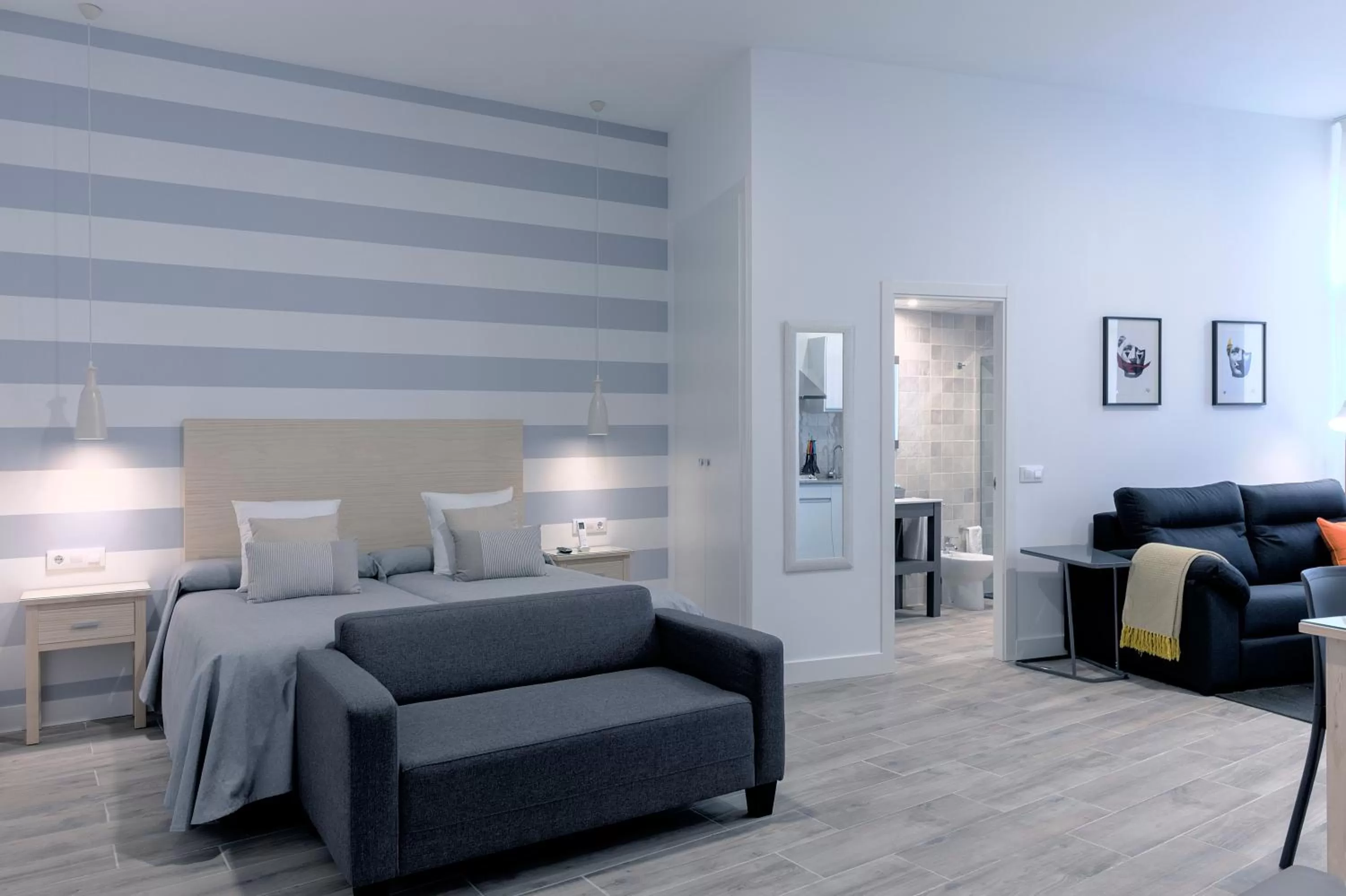 Living room, Bed in Hotel Apartamentos MPD