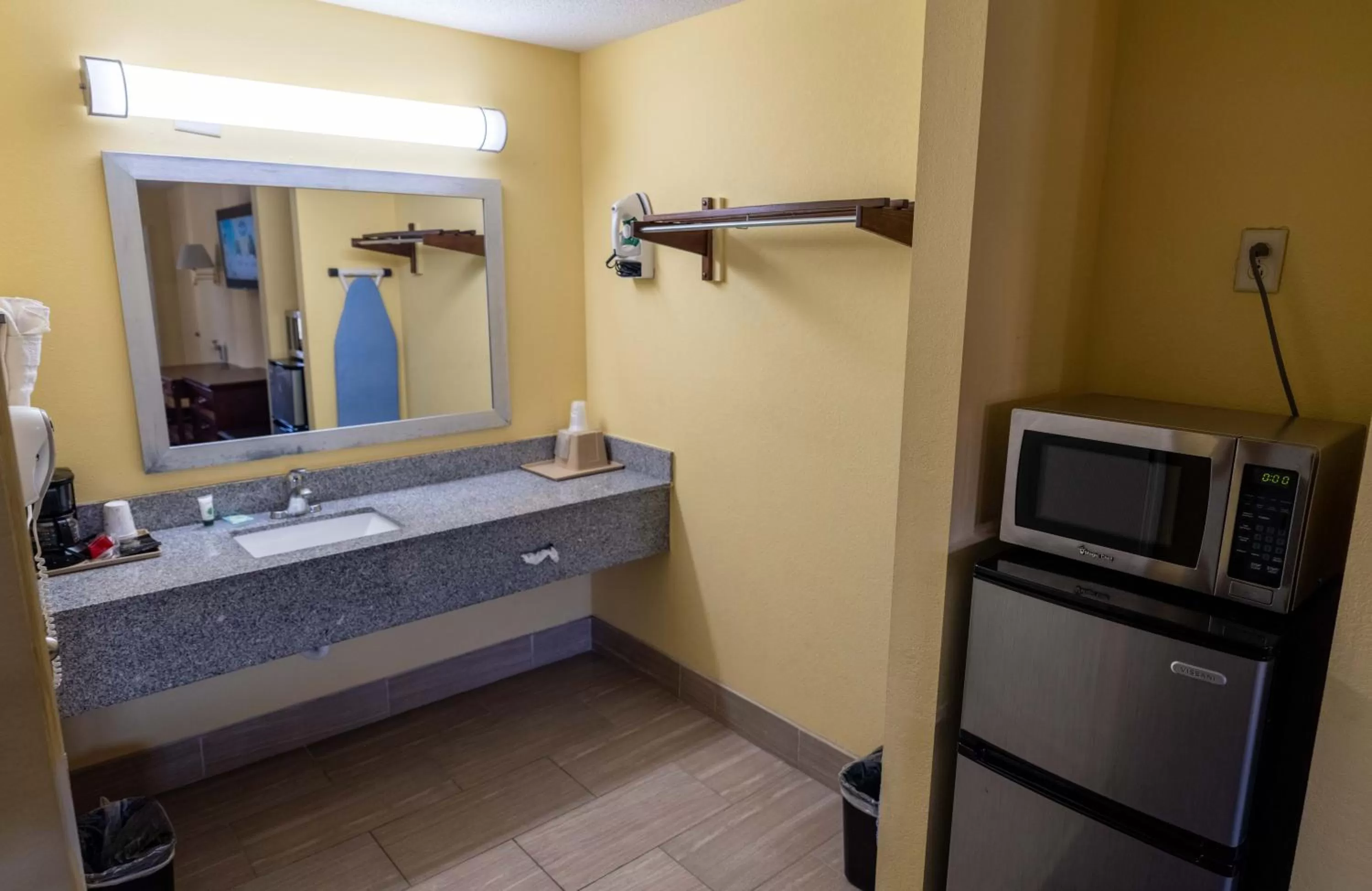 Bathroom in Loyalty Inn Hawkinsville