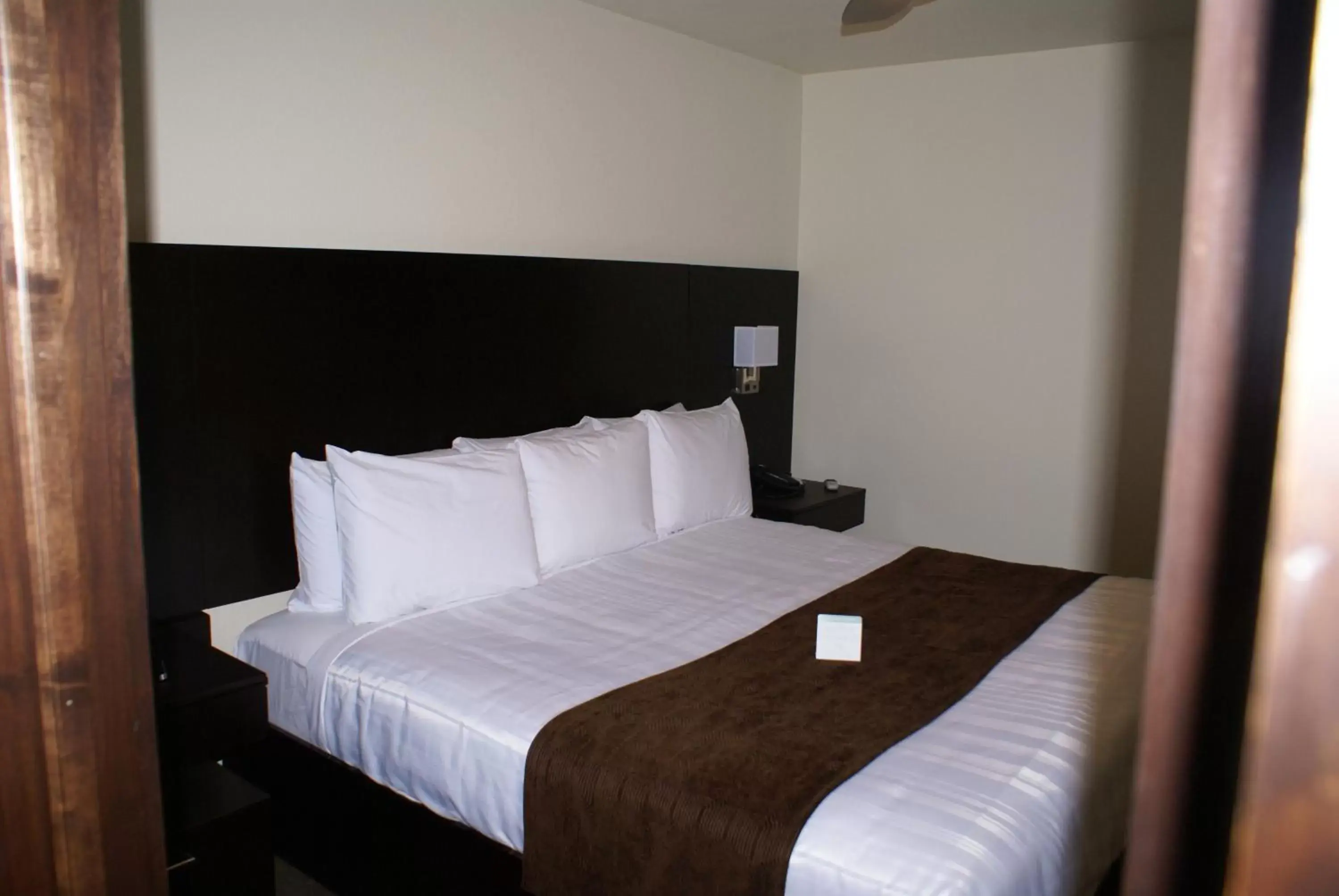 Standard King Room in Boarders Inn & Suites by Cobblestone Hotels - Syracuse Standard King Room in Boarders Inn & Suites by Cobblestone Hotels - Syracuse