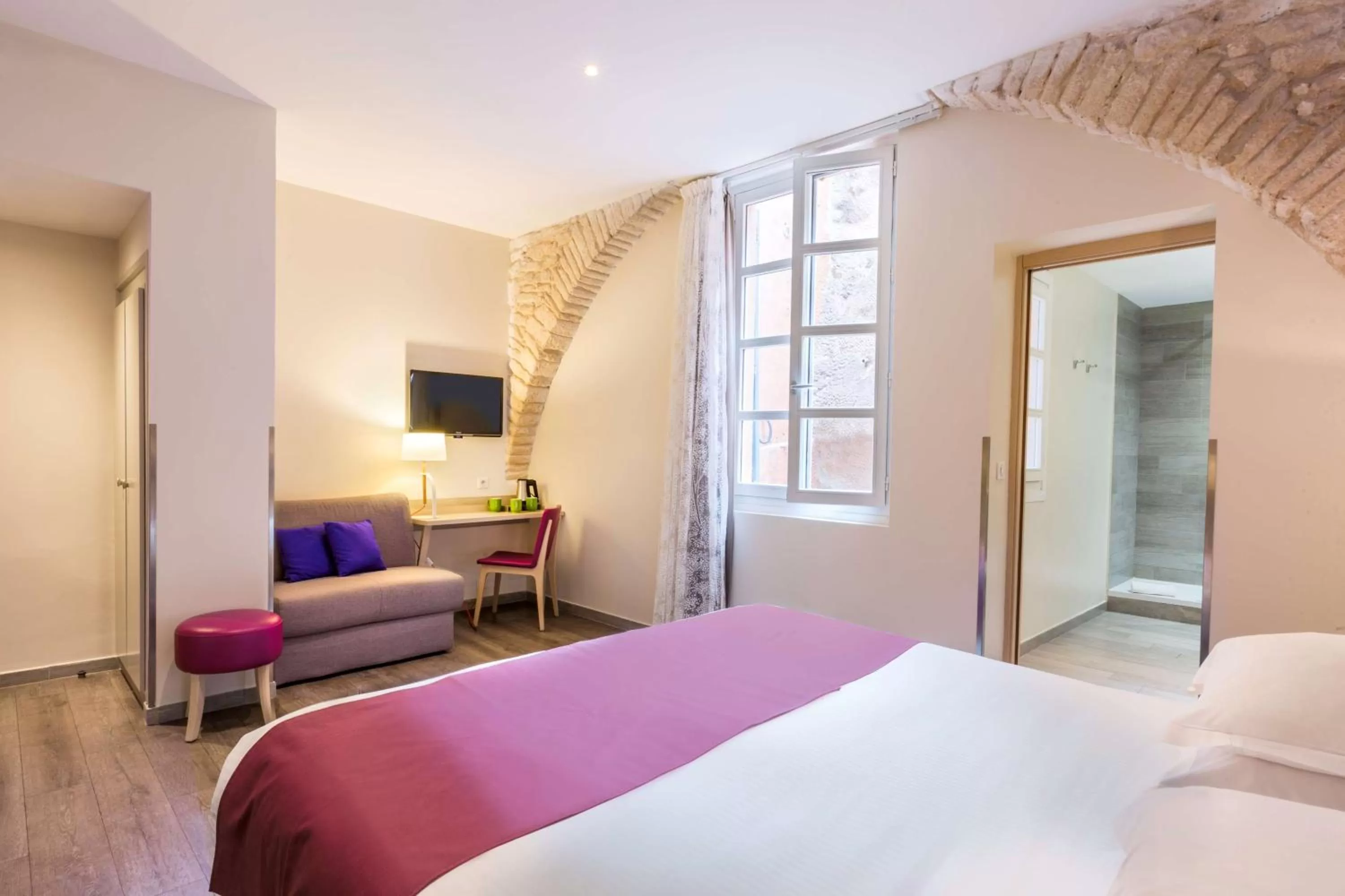 Photo of the whole room, Bed in Best Western Hotel du Roy d'Aragon