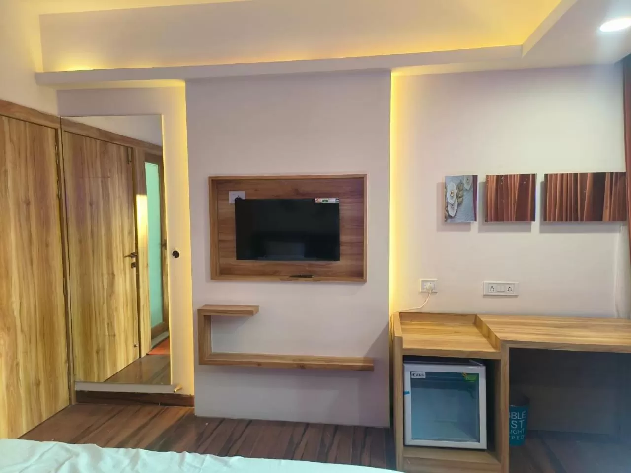 TV/Entertainment Center in Hotel shree mahakal krapa