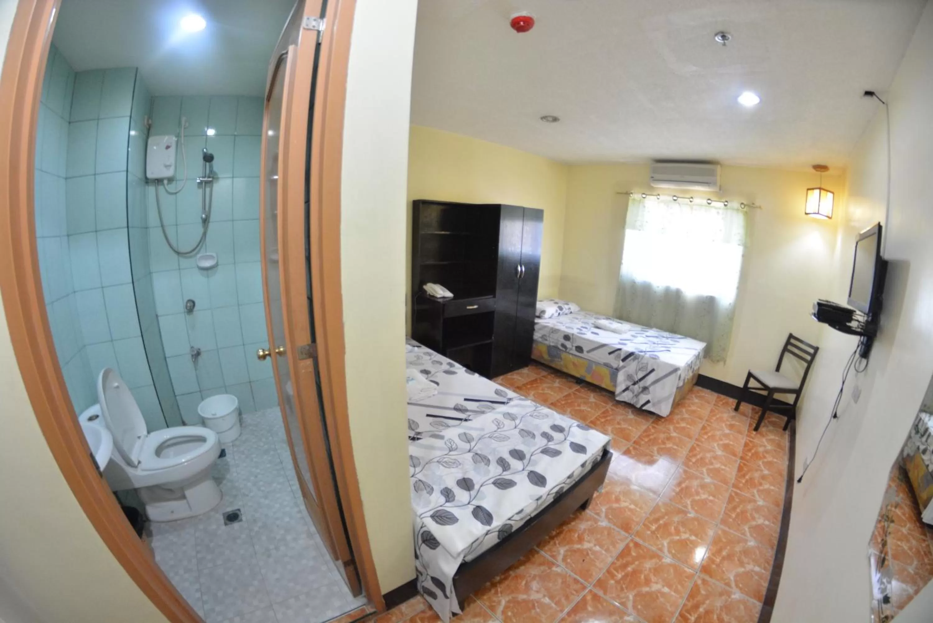 Photo of the whole room, Bed in Honey Hunt House