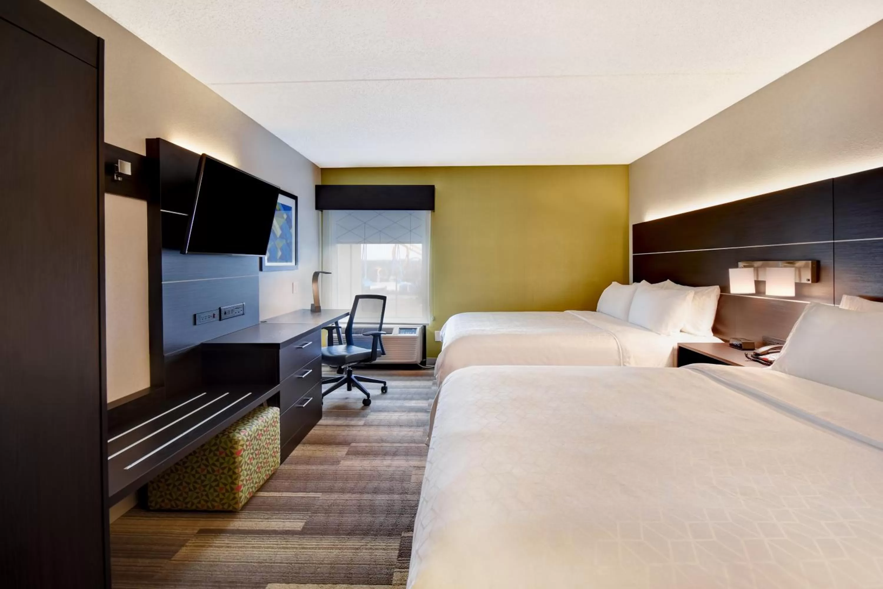 Photo of the whole room, Bed in Holiday Inn Express & Suites Allentown-Dorney Park Area by IHG