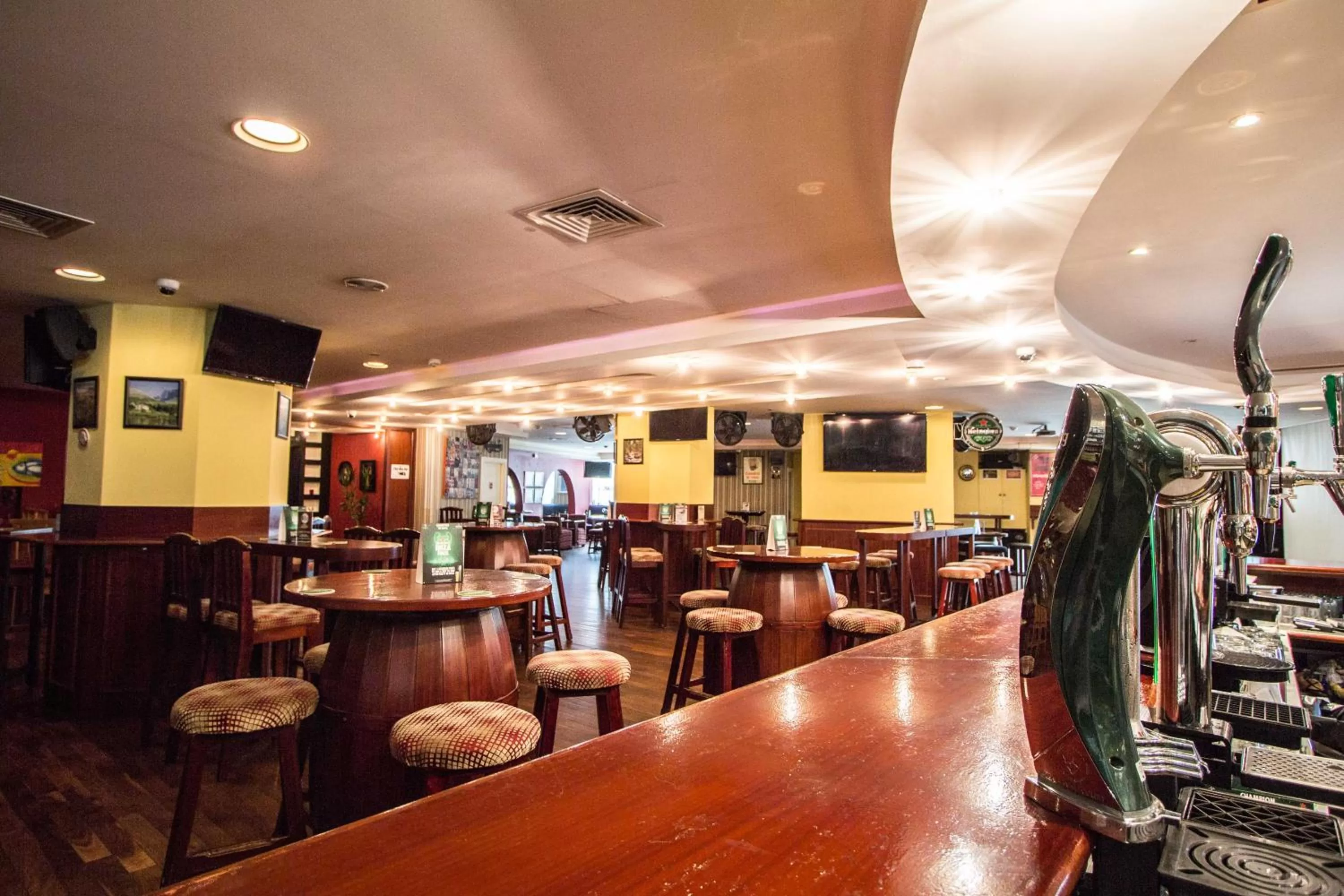 Restaurant/places to eat in Horizon Manor Hotel