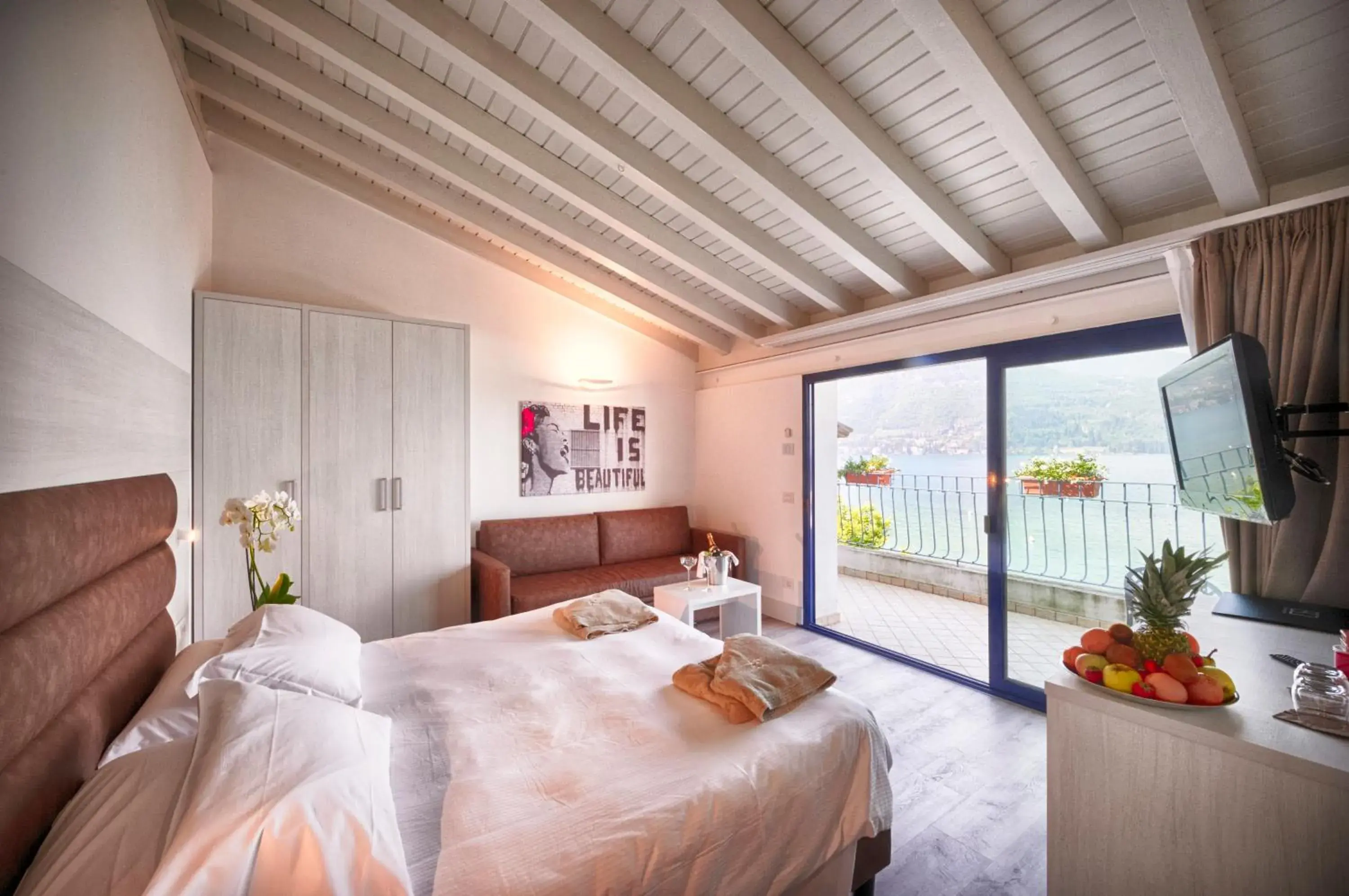 Deluxe Double or Twin Room with Lake View in Bella Hotel & Restaurant with private dock for mooring boats Deluxe Double or Twin Room with Lake View in Bella Hotel & Restaurant with private dock for mooring boats