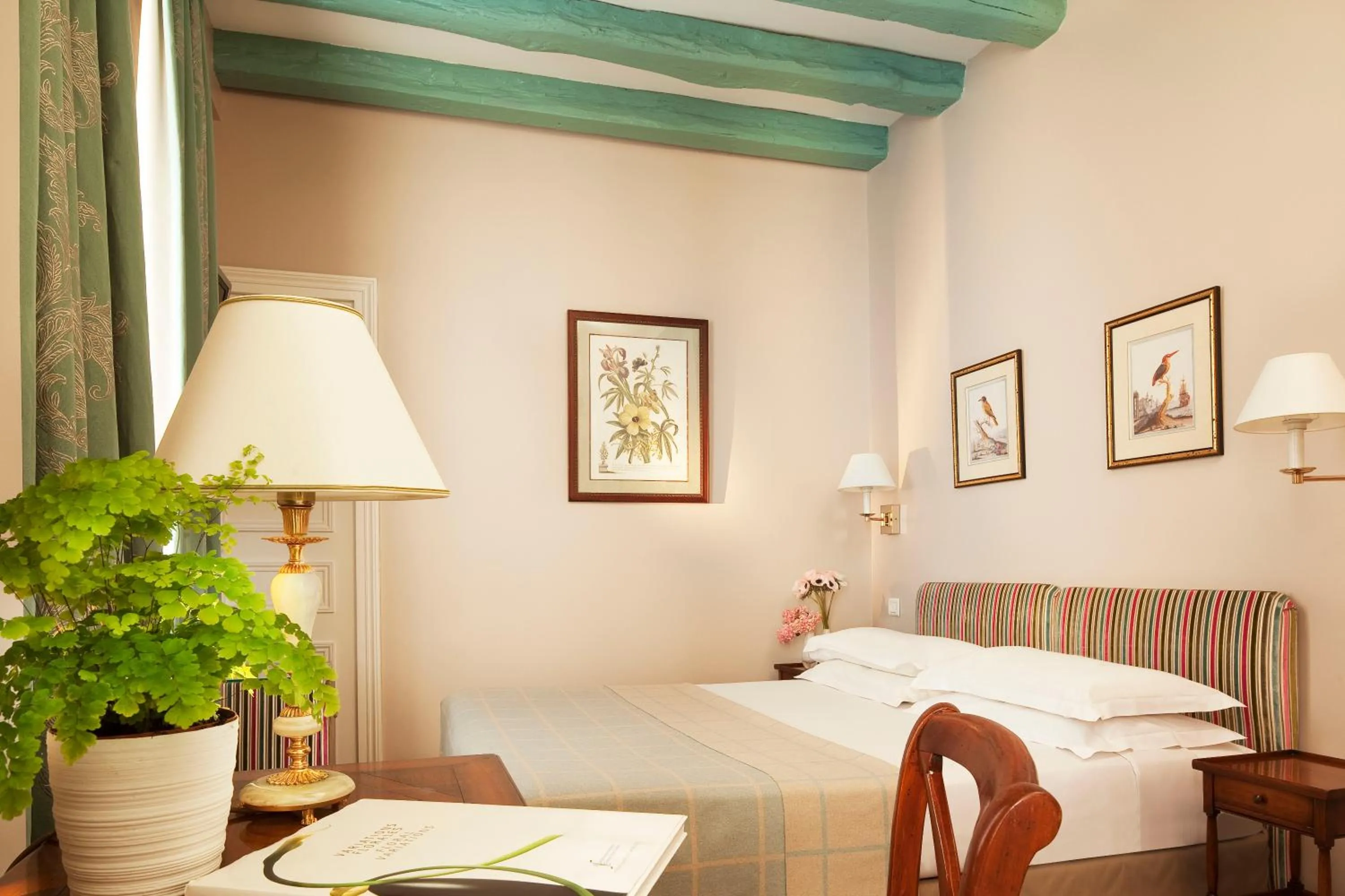 Photo of the whole room, Bed in Le Relais Saint Honoré