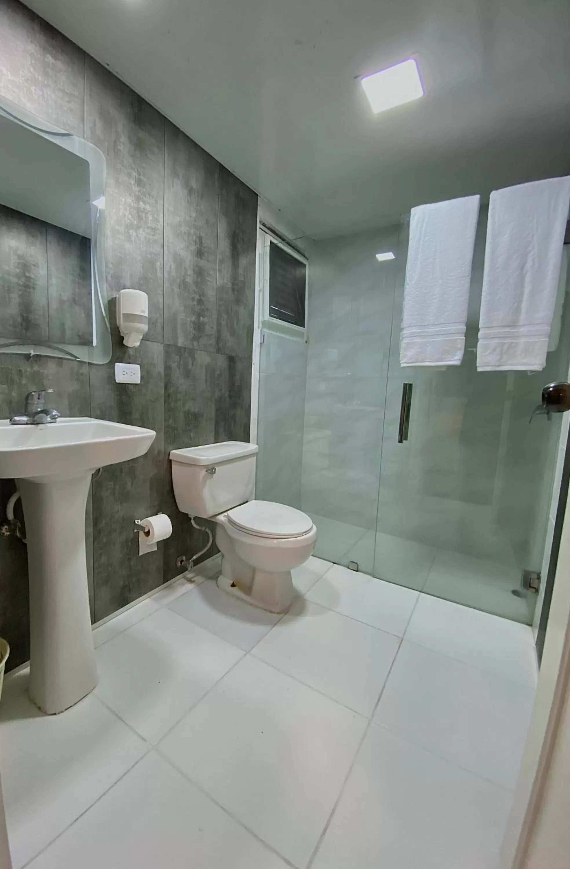 Toilet, Bathroom in Calypso Beach Hotel by The Urbn House Santo Domingo Airport