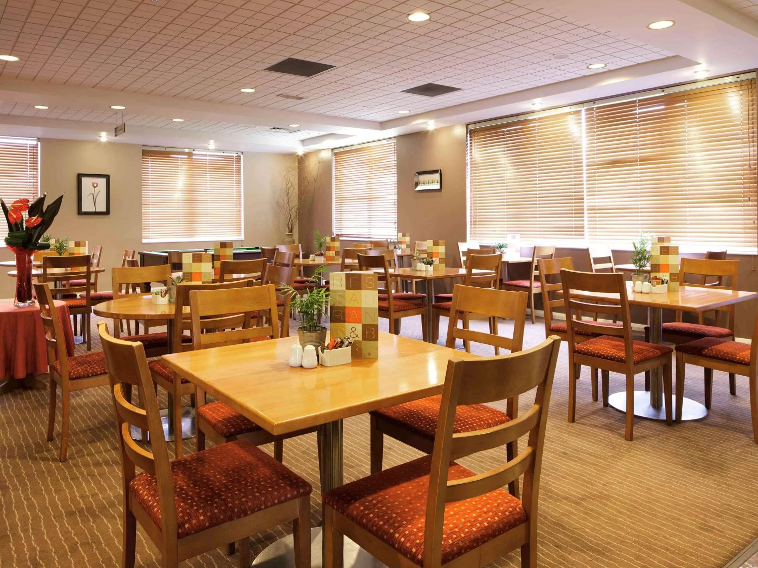 Restaurant/places to eat in ibis Chesterfield Centre – Market Town