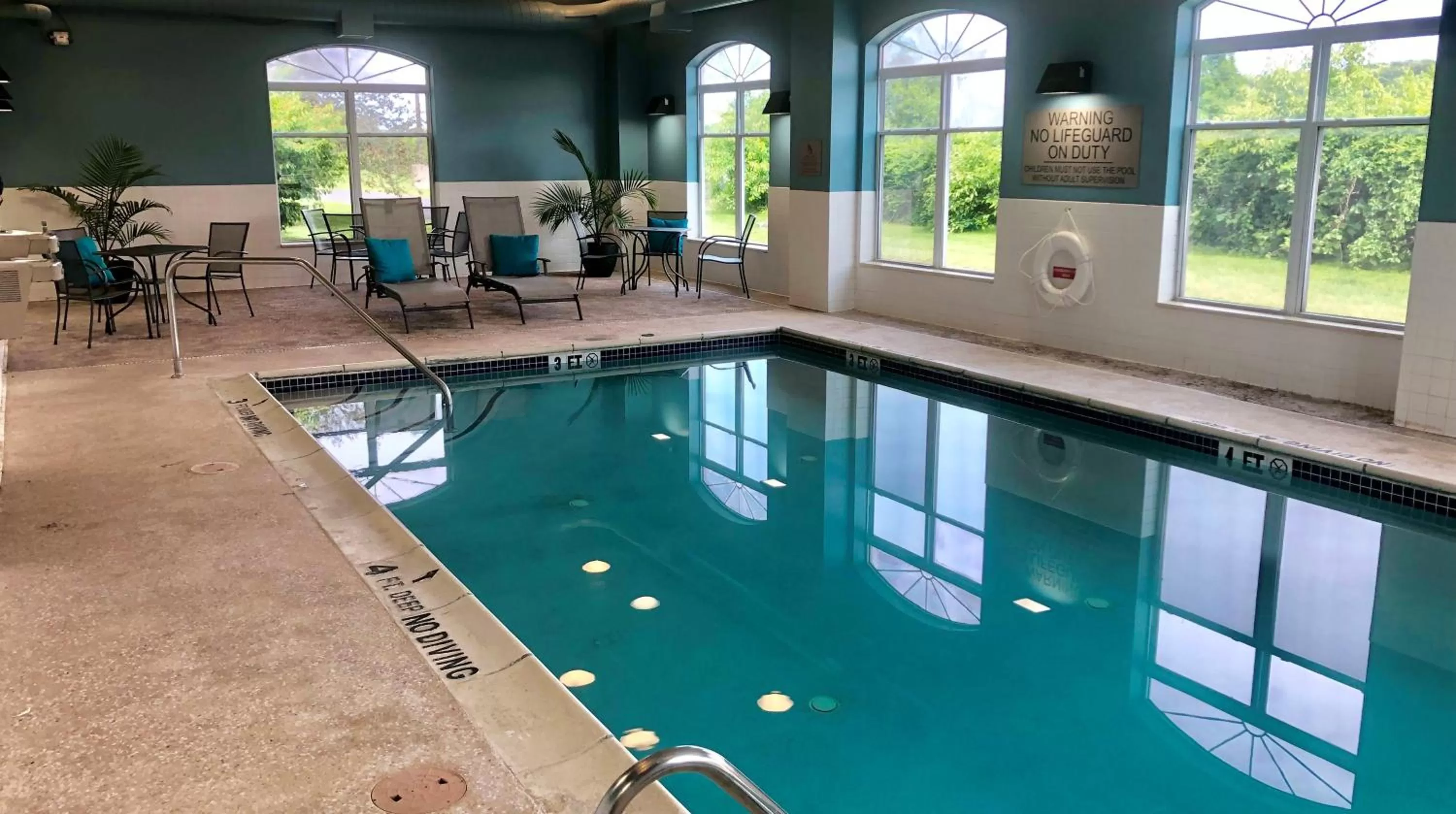 Swimming pool in Country Inn & Suites by Radisson, Harrisburg West Mechanicsburg